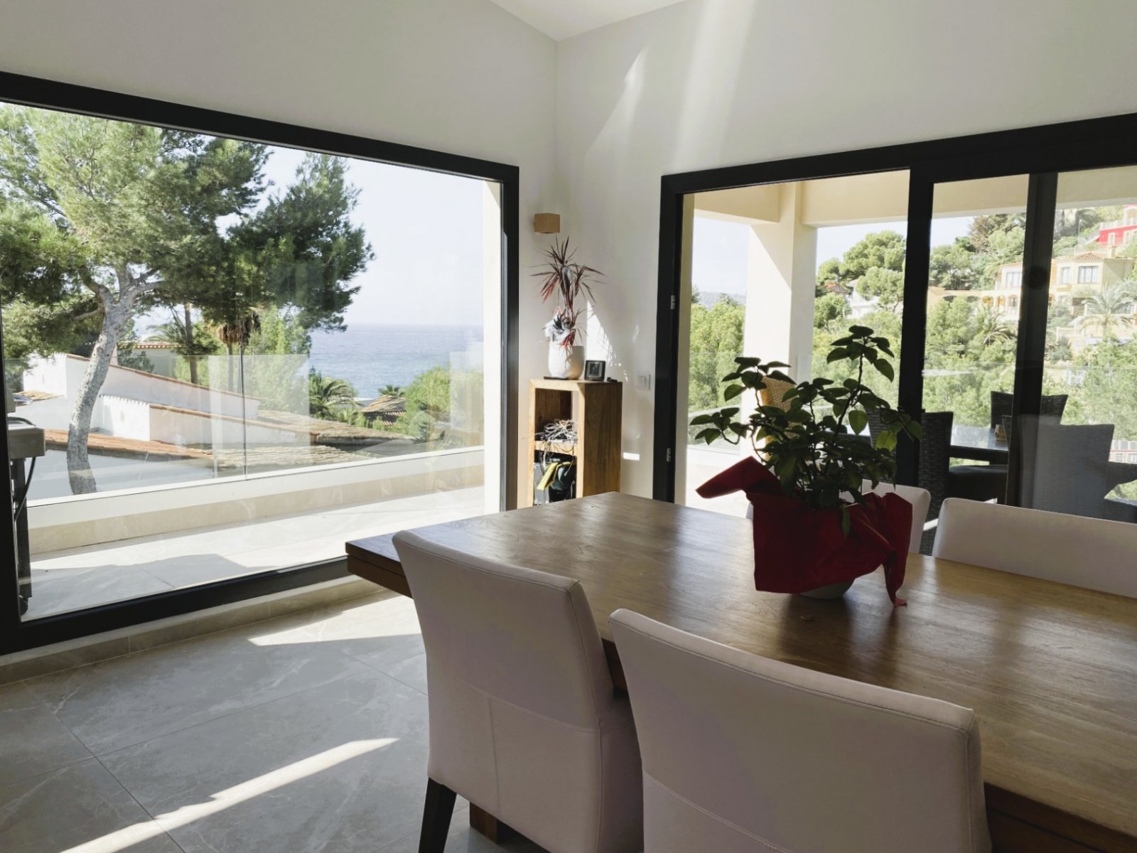 Diese elegante, moderne Villa in Costa de la Calma wurde 2022 komplett renoviert und befindet sich in erhöhter Lage, die atemberaubende Meerblicke bi