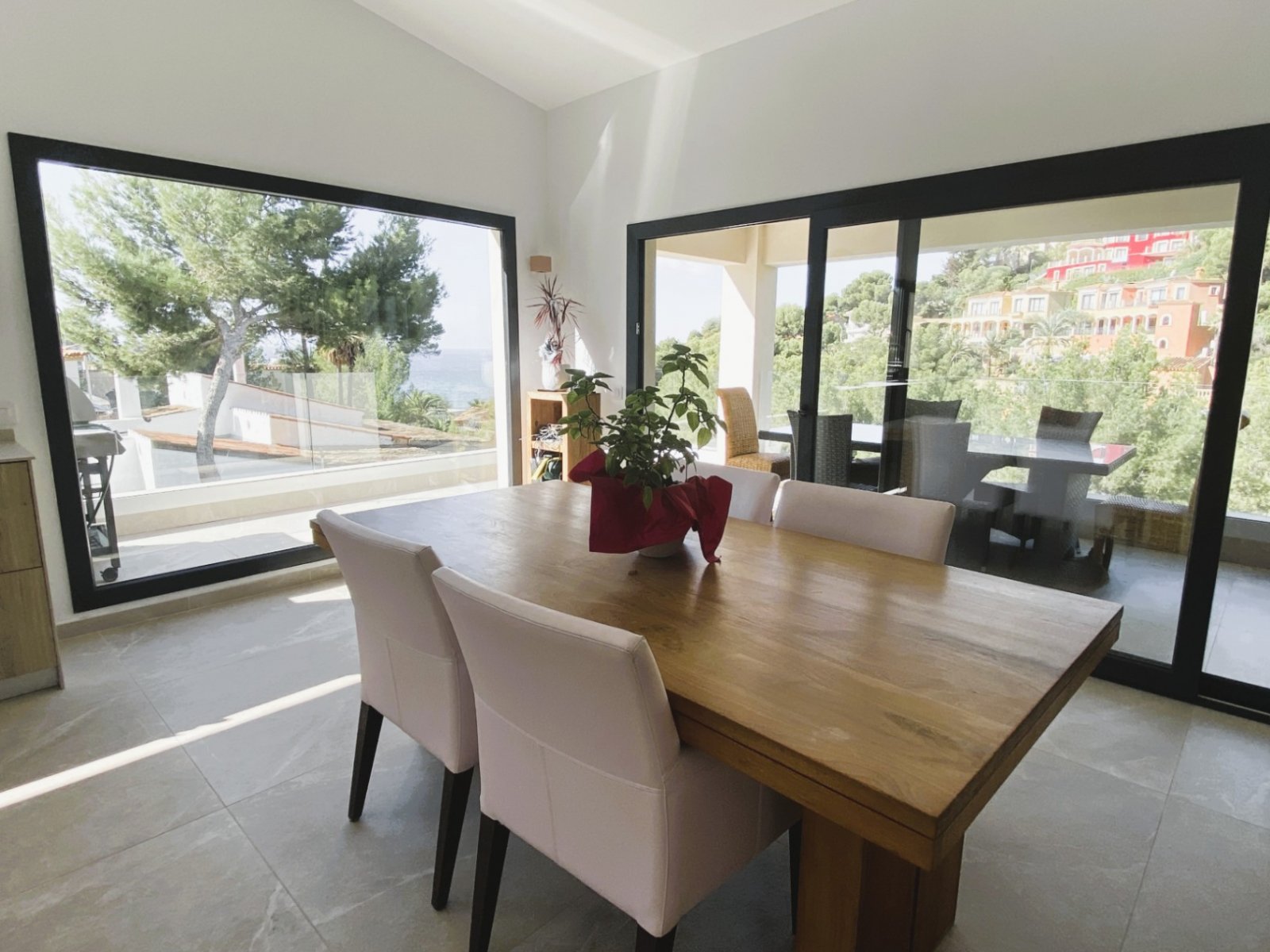 Diese elegante, moderne Villa in Costa de la Calma wurde 2022 komplett renoviert und befindet sich in erhöhter Lage, die atemberaubende Meerblicke bi