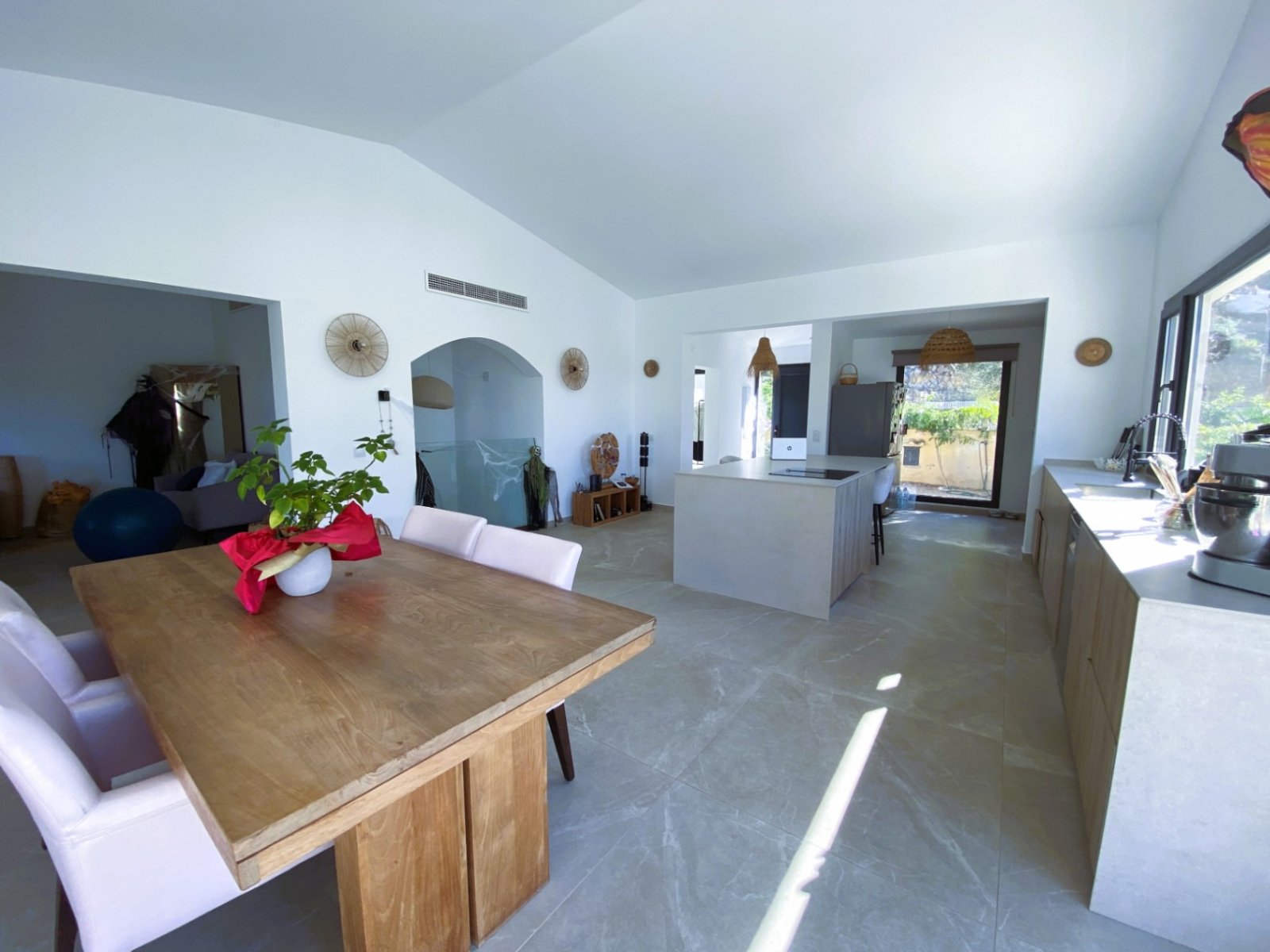 Diese elegante, moderne Villa in Costa de la Calma wurde 2022 komplett renoviert und befindet sich in erhöhter Lage, die atemberaubende Meerblicke bi