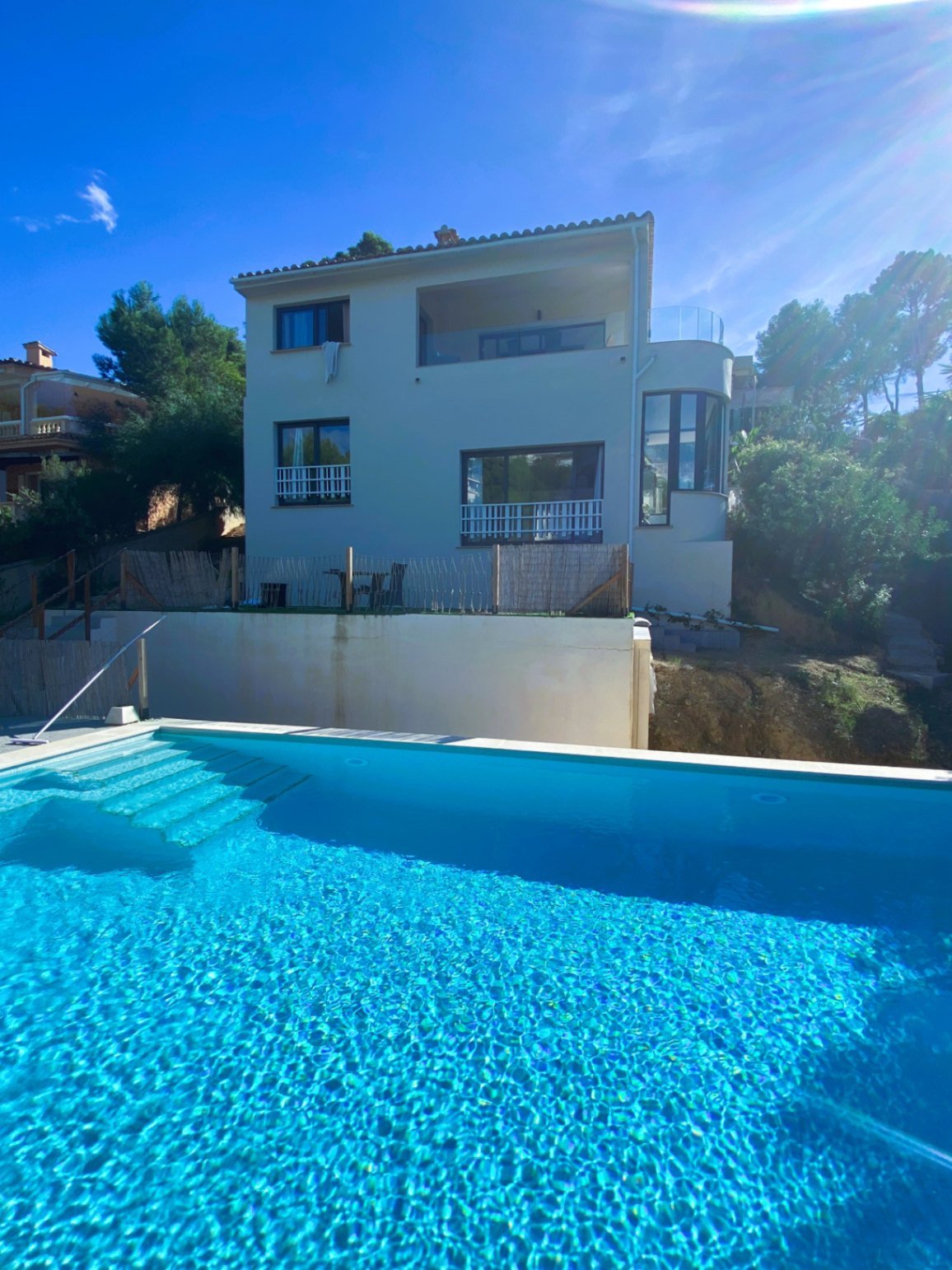 Diese elegante, moderne Villa in Costa de la Calma wurde 2022 komplett renoviert und befindet sich in erhöhter Lage, die atemberaubende Meerblicke bi