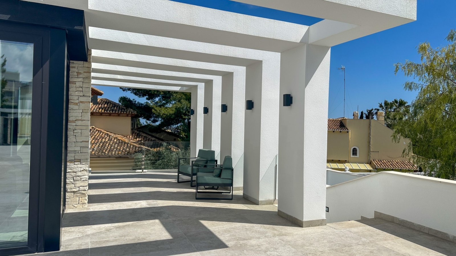 Gelegen in einer der privilegiertesten Lagen von Villamartín ist diese außergewöhnliche Designer-Villa ein Ausdruck purer Raffinesse – ein Ort, an de