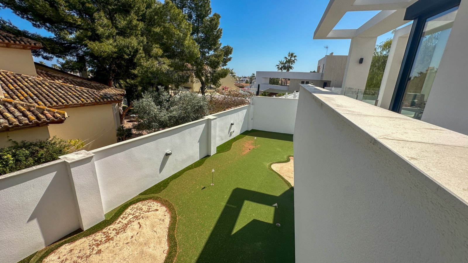 Gelegen in einer der privilegiertesten Lagen von Villamartín ist diese außergewöhnliche Designer-Villa ein Ausdruck purer Raffinesse – ein Ort, an de