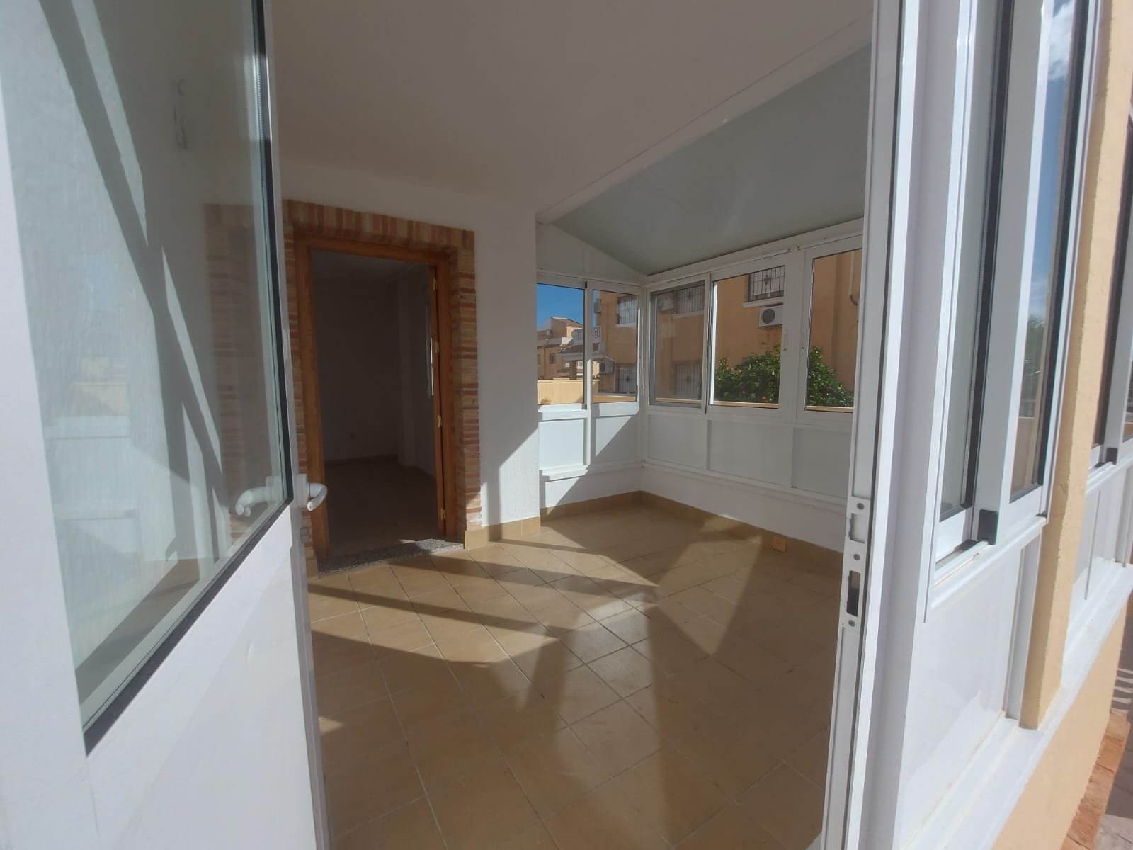 

Entdecken Sie diesen wunderschönen Bungalow auf zwei Etagen mit Dachterrasse, gelegen auf einem privaten Grundstück in d