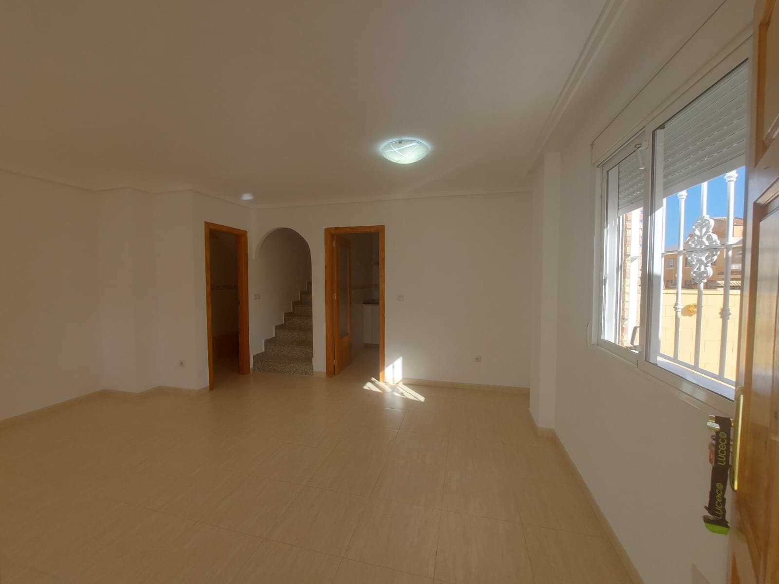 

Entdecken Sie diesen wunderschönen Bungalow auf zwei Etagen mit Dachterrasse, gelegen auf einem privaten Grundstück in d