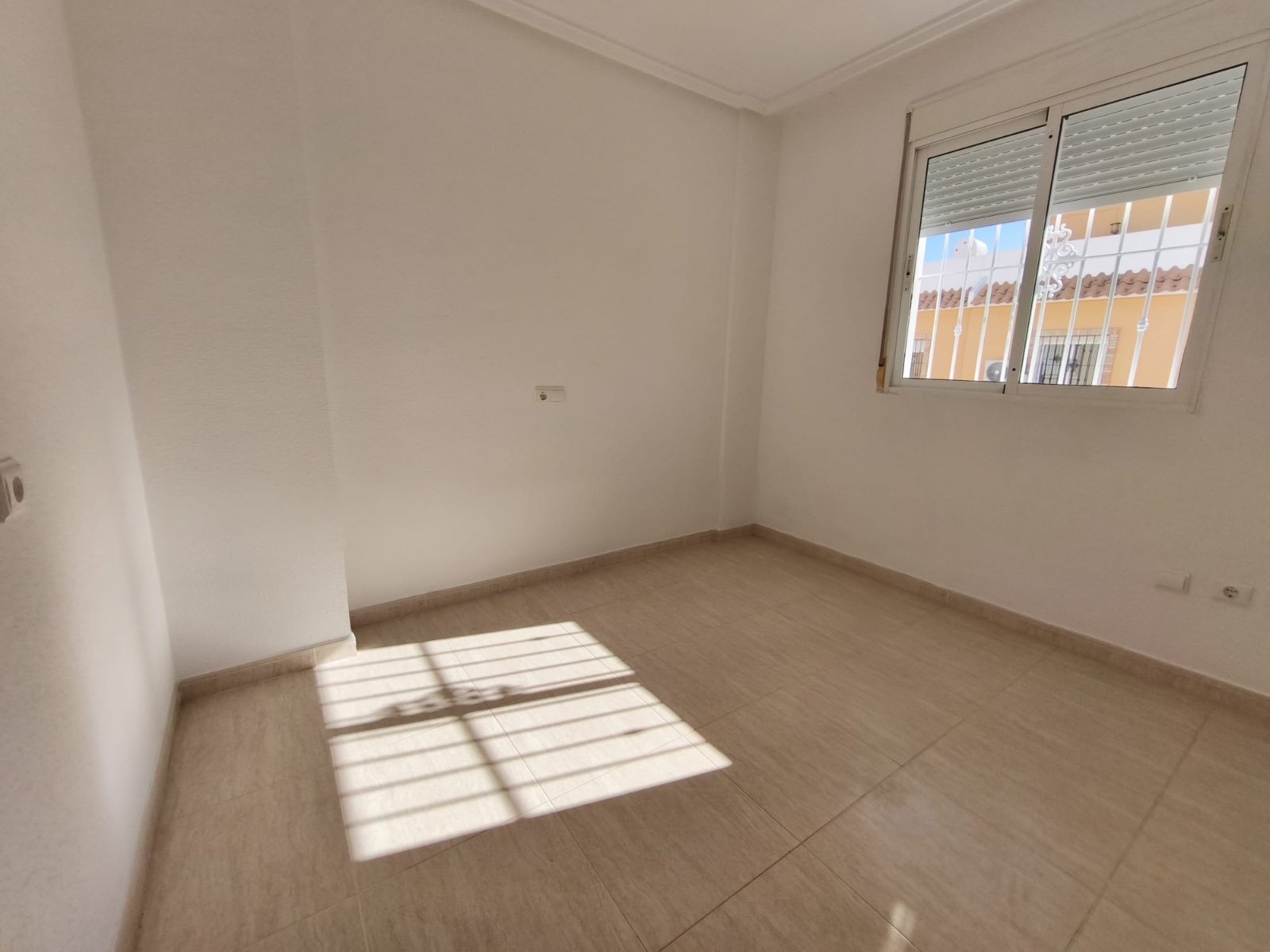 

Entdecken Sie diesen wunderschönen Bungalow auf zwei Etagen mit Dachterrasse, gelegen auf einem privaten Grundstück in d