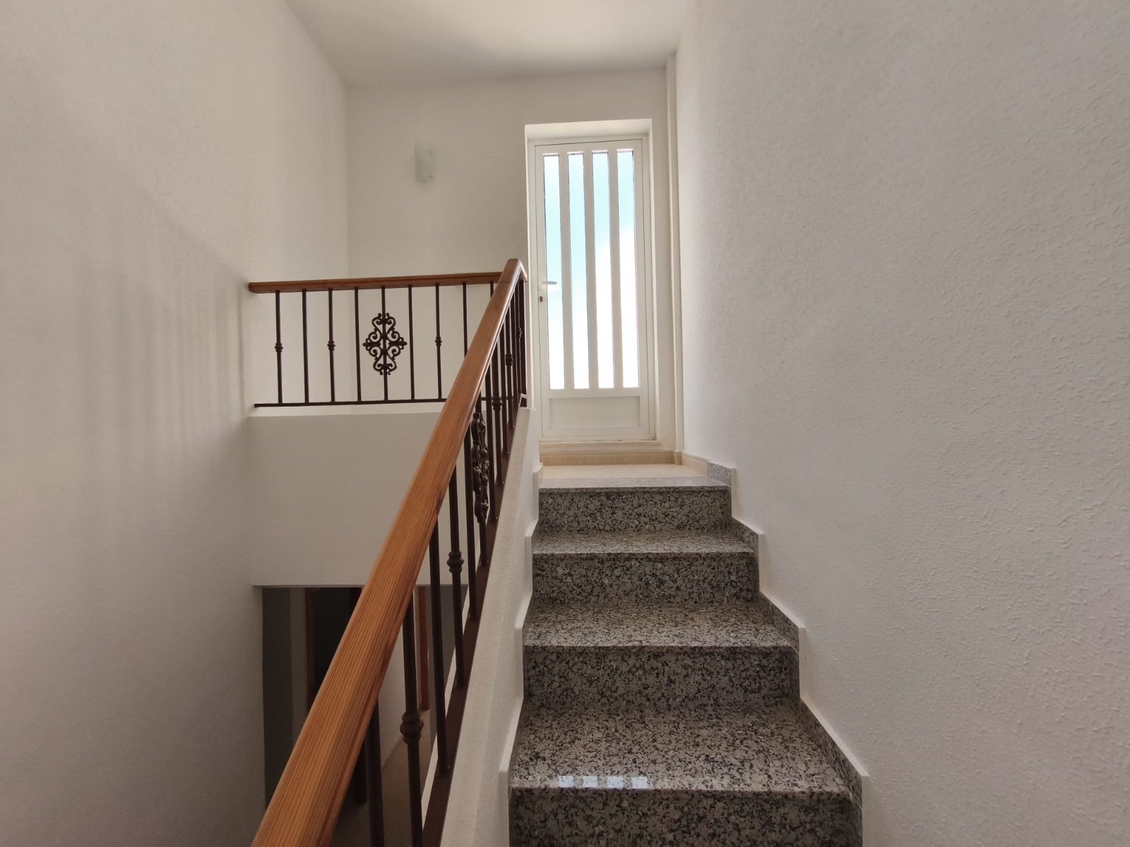 

Entdecken Sie diesen wunderschönen Bungalow auf zwei Etagen mit Dachterrasse, gelegen auf einem privaten Grundstück in d