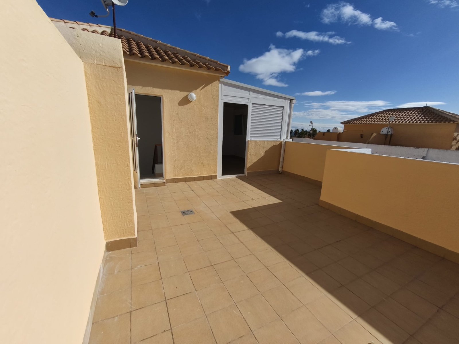 

Entdecken Sie diesen wunderschönen Bungalow auf zwei Etagen mit Dachterrasse, gelegen auf einem privaten Grundstück in d