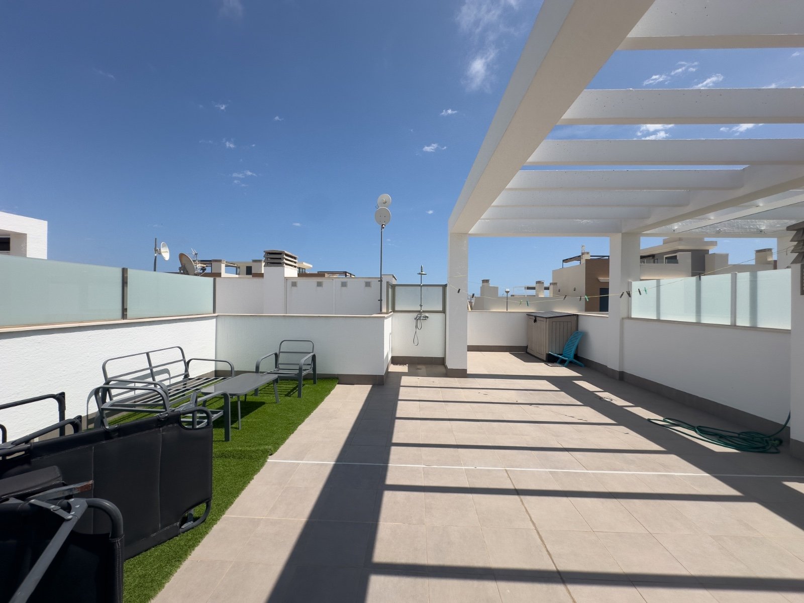 Dieser stilvolle Bungalow im Obergeschoss in der begehrten Wohnanlage Oasis Beach La Zenia bietet die perfekte Kombination aus Komfort, Lage und medi