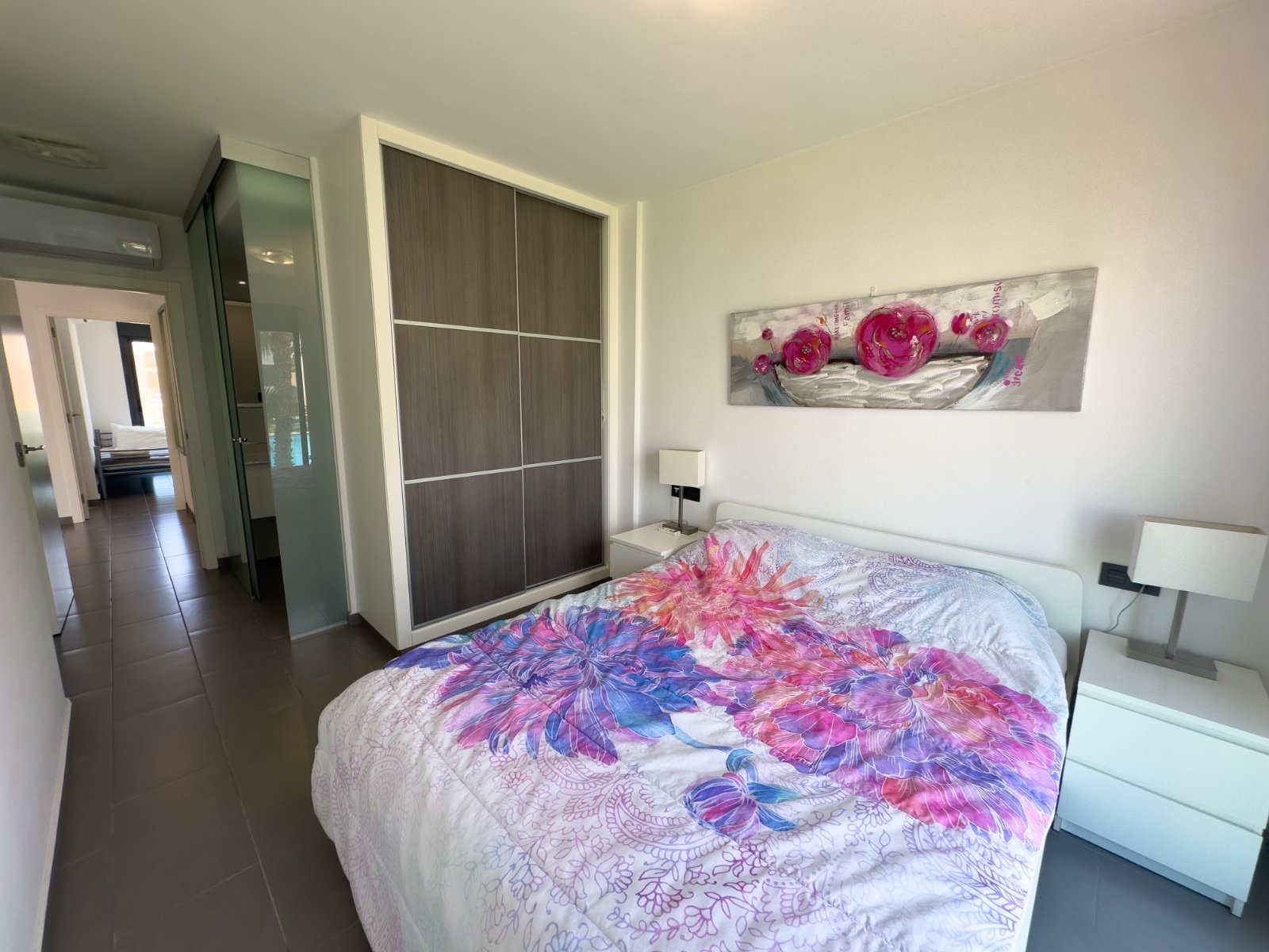 Dieser stilvolle Bungalow im Obergeschoss in der begehrten Wohnanlage Oasis Beach La Zenia bietet die perfekte Kombination aus Komfort, Lage und medi