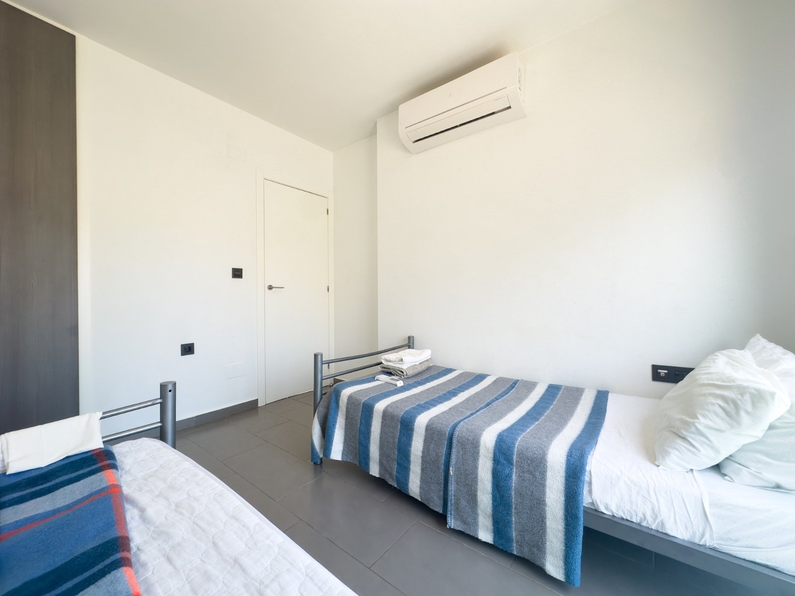 Dieser stilvolle Bungalow im Obergeschoss in der begehrten Wohnanlage Oasis Beach La Zenia bietet die perfekte Kombination aus Komfort, Lage und medi