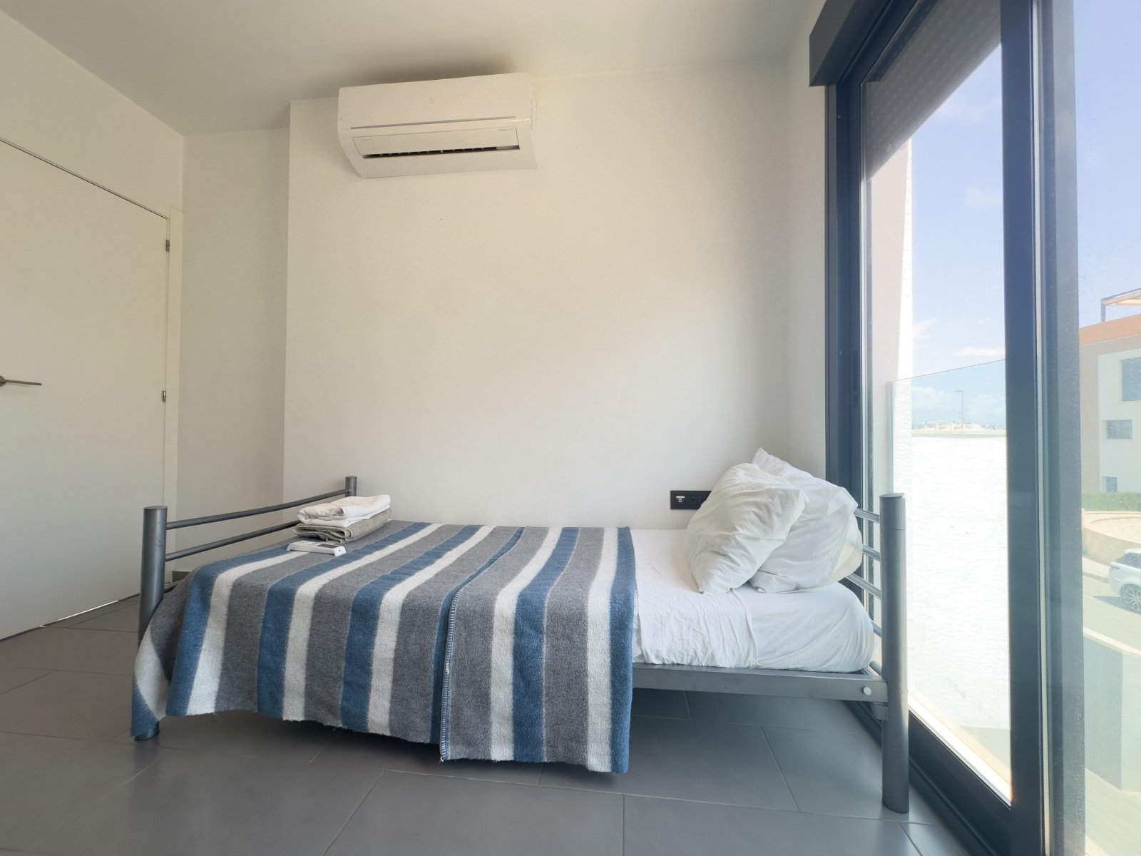 Dieser stilvolle Bungalow im Obergeschoss in der begehrten Wohnanlage Oasis Beach La Zenia bietet die perfekte Kombination aus Komfort, Lage und medi