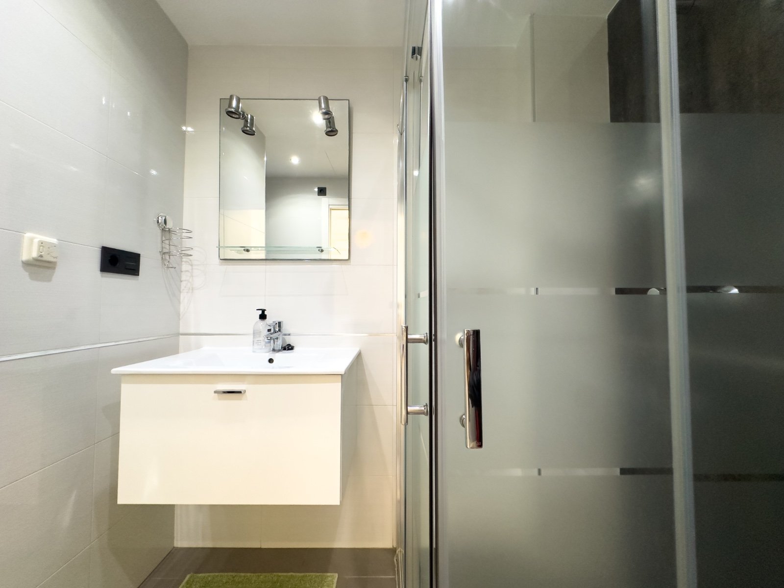 Dieser stilvolle Bungalow im Obergeschoss in der begehrten Wohnanlage Oasis Beach La Zenia bietet die perfekte Kombination aus Komfort, Lage und medi