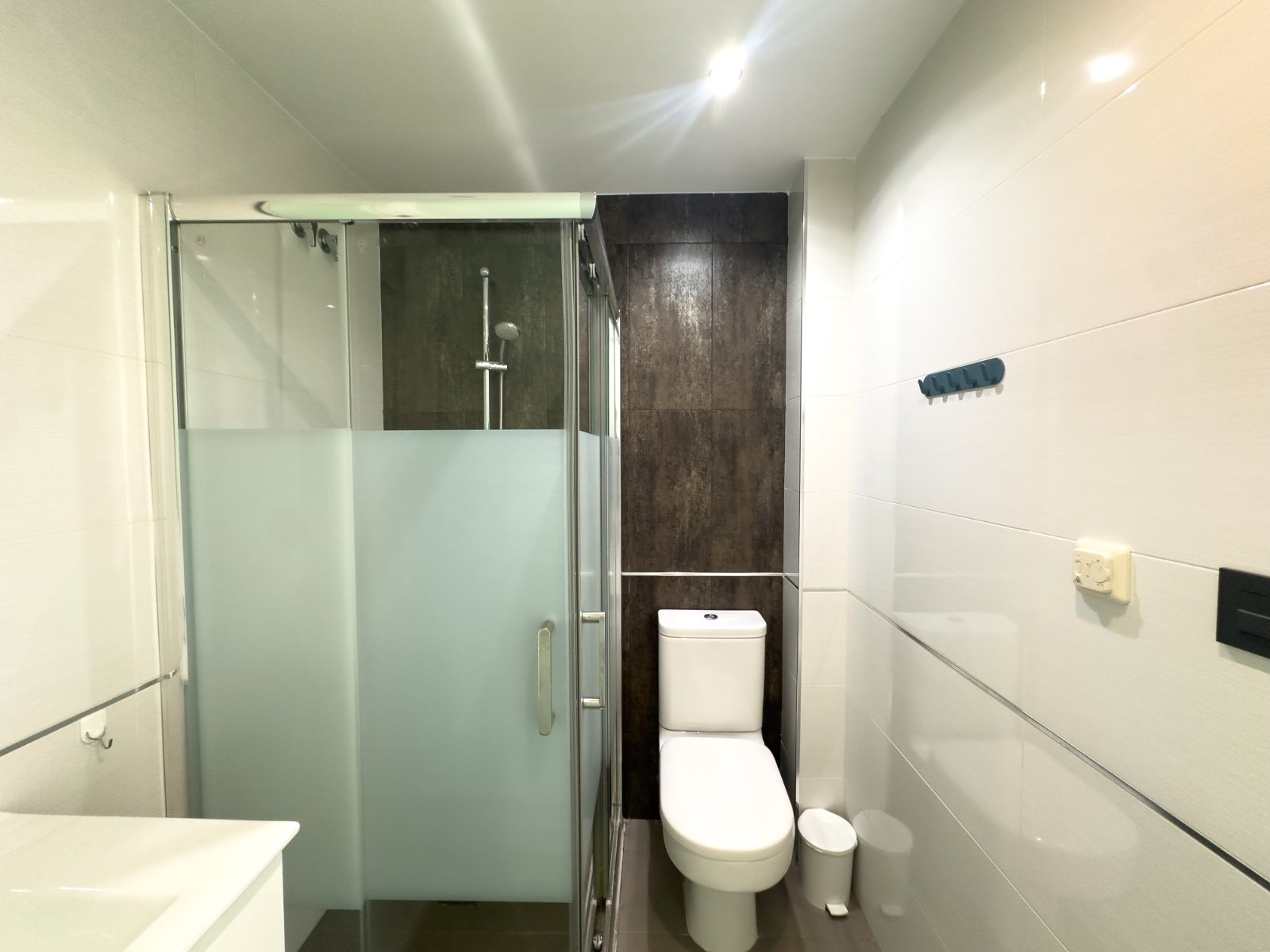 Dieser stilvolle Bungalow im Obergeschoss in der begehrten Wohnanlage Oasis Beach La Zenia bietet die perfekte Kombination aus Komfort, Lage und medi