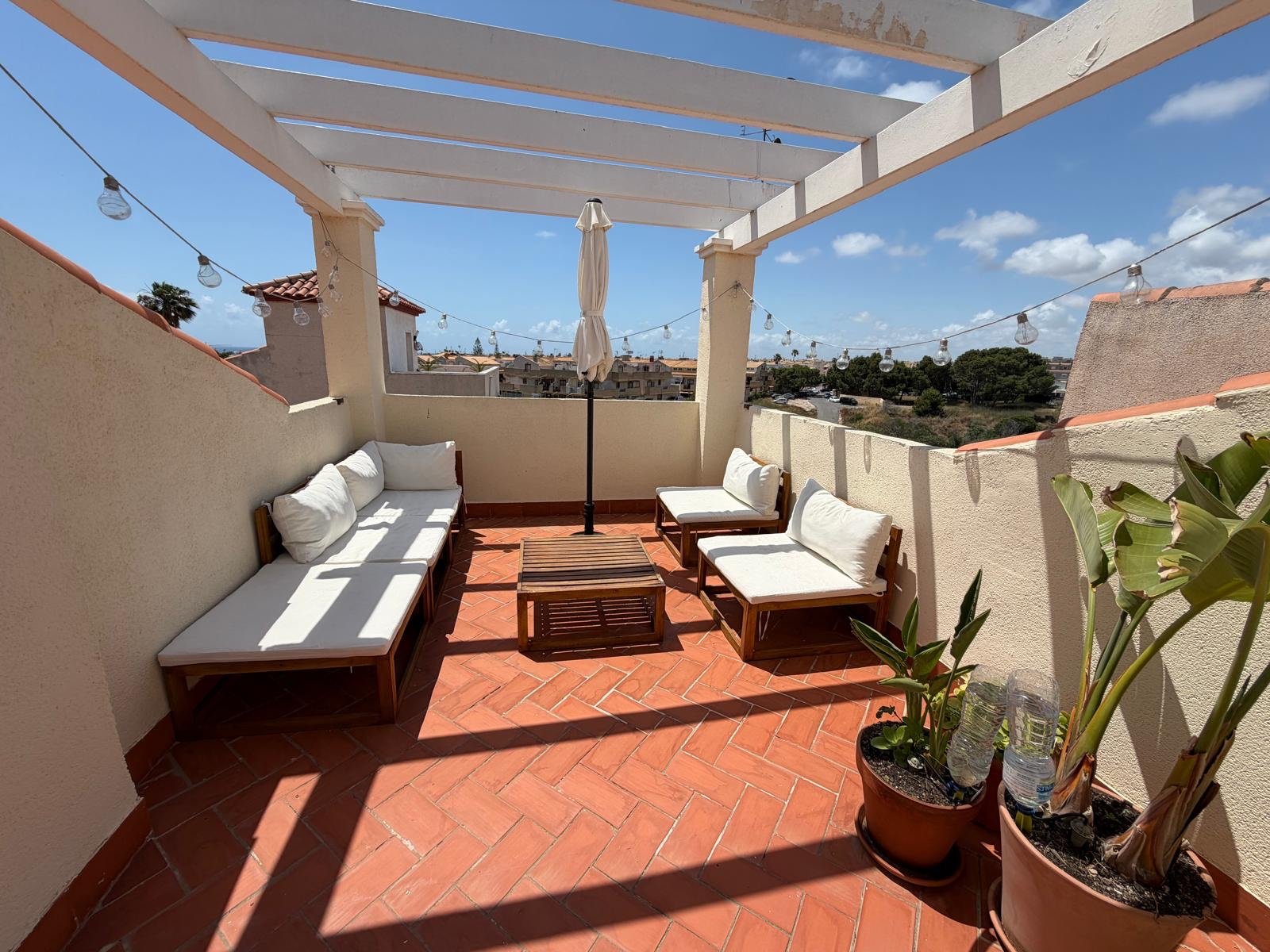 Willkommen in dieser einladenden Wohnung im Herzen von Playa Flamenca, ideal gelegen, nur 10 Gehminuten vom beliebten Einkaufszentrum La Zen