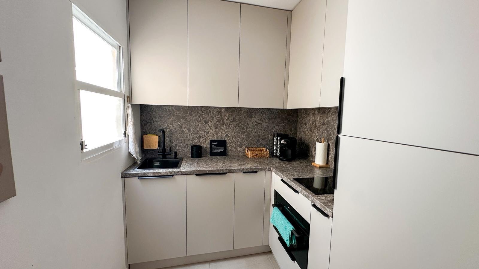 Willkommen in dieser einladenden Wohnung im Herzen von Playa Flamenca, ideal gelegen, nur 10 Gehminuten vom beliebten Einkaufszentrum La Zen