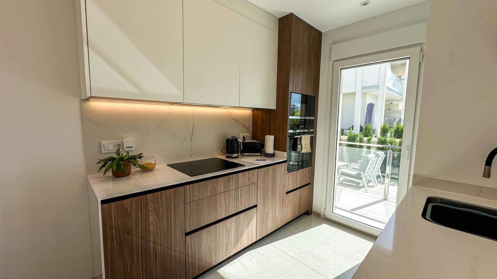 Genießen Sie erstklassigen mediterranen Lifestyle in dieser ultramodernen, 2024 erbauten Wohnung in Ciudad Quesada. Das energieeffiziente Objekt bes