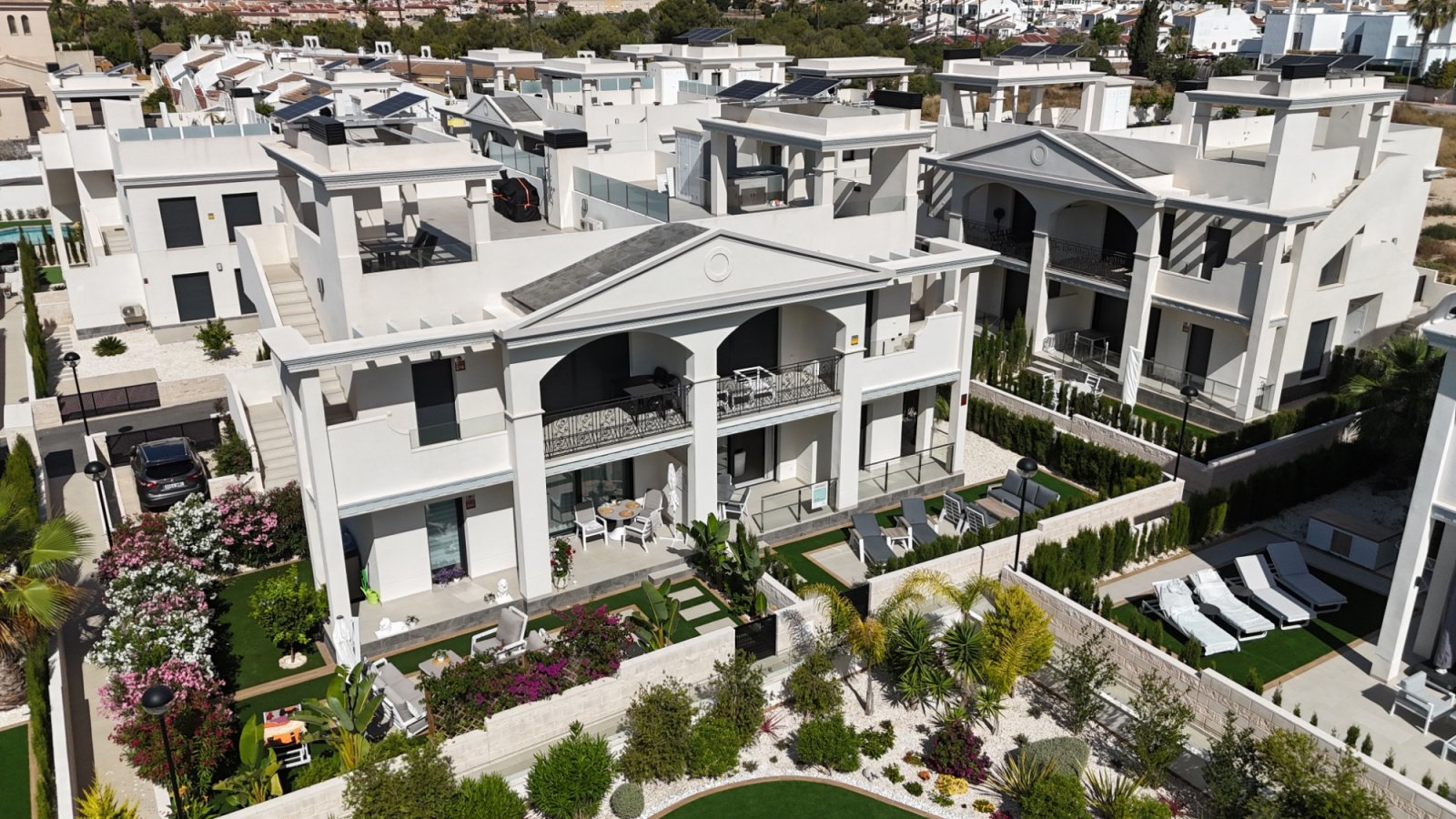 Genießen Sie erstklassigen mediterranen Lifestyle in dieser ultramodernen, 2024 erbauten Wohnung in Ciudad Quesada. Das energieeffiziente Objekt bes