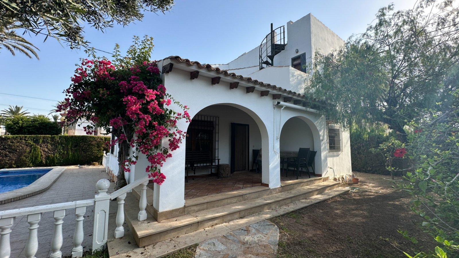  Wir präsentieren Ihnen diese einzigartige Villa im mediterranen Stil in Cabo Roig, einer der begehrtesten Gegenden der südlichen Costa Blanca und der