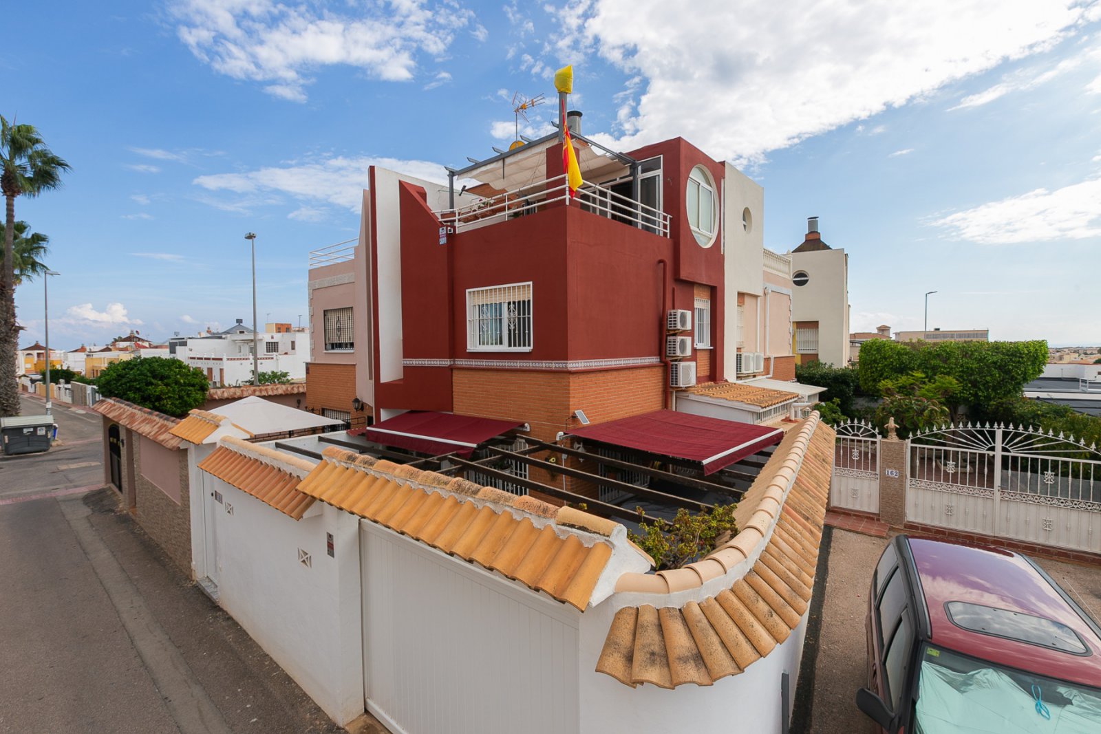 Dieses wunderschöne Eck-Quadhaus mit 85 m² Wohnfläche vereint Komfort, Stil und Funktionalität – ideal als ganzjähriger Wohnsitz oder als Ferienhaus