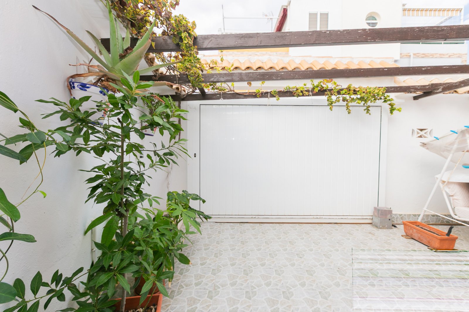 Dieses wunderschöne Eck-Quadhaus mit 85 m² Wohnfläche vereint Komfort, Stil und Funktionalität – ideal als ganzjähriger Wohnsitz oder als Ferienhaus