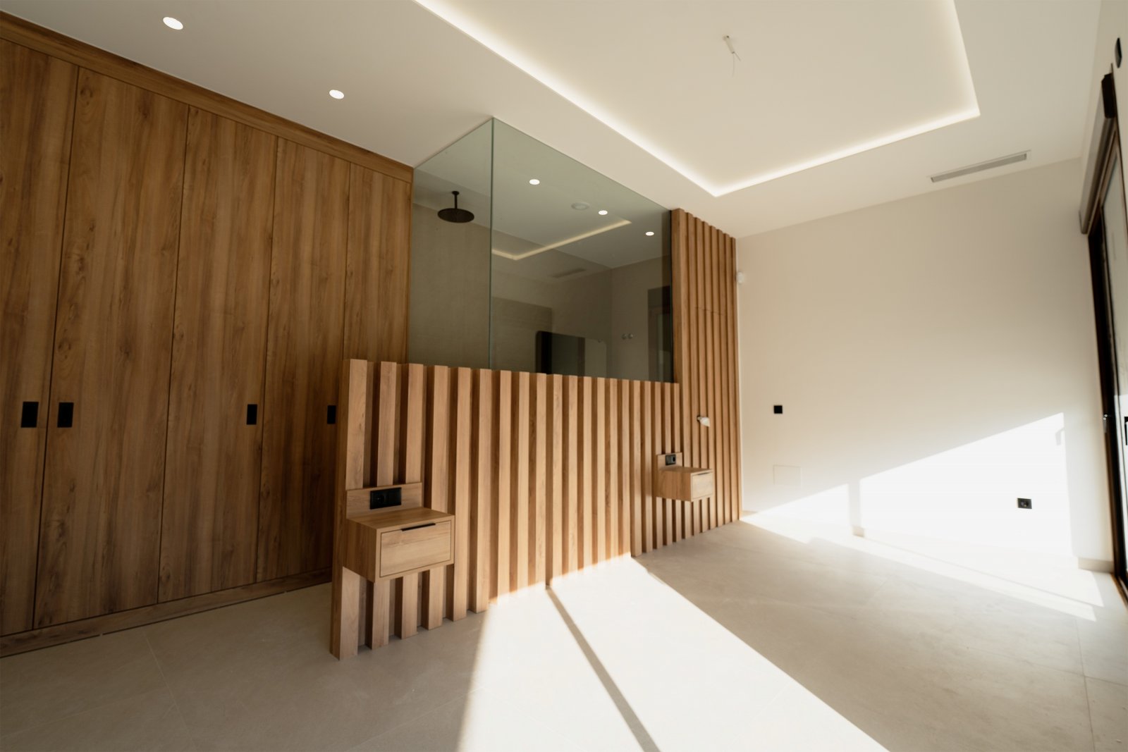  In der prestigeträchtigen Gegend von Ciudad Quesada gelegen, bieten diese exklusiven Villen eine Umgebung von Luxus und Komfort. Mit nur zwei verfügb