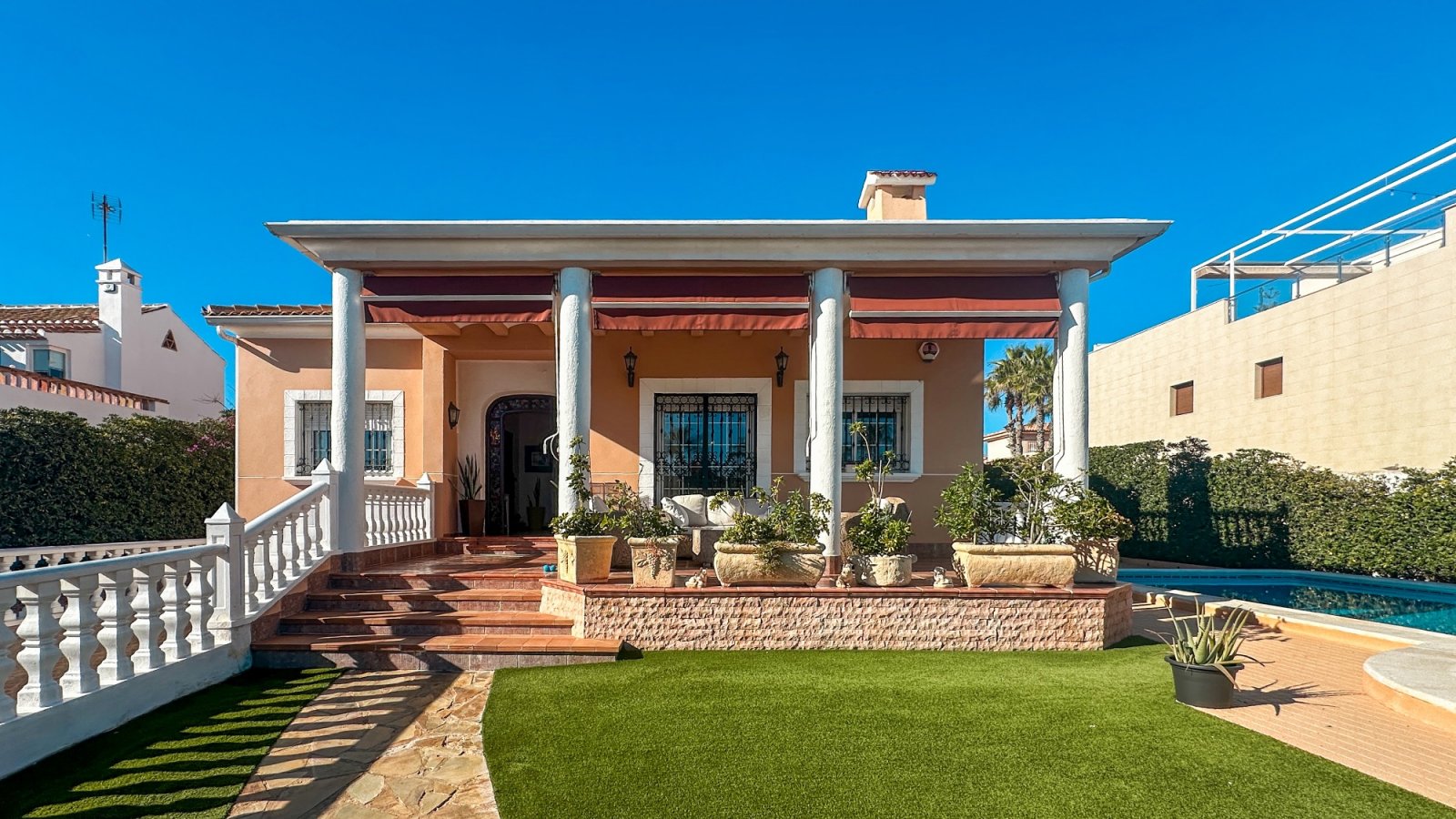  Freistehende Villa im mediterranen Stil, nur 180 Meter vom Strand von La Mata entfernt, Mit Meerblick,&amp;amp;nbsp;in einer der begehrtesten Gegende