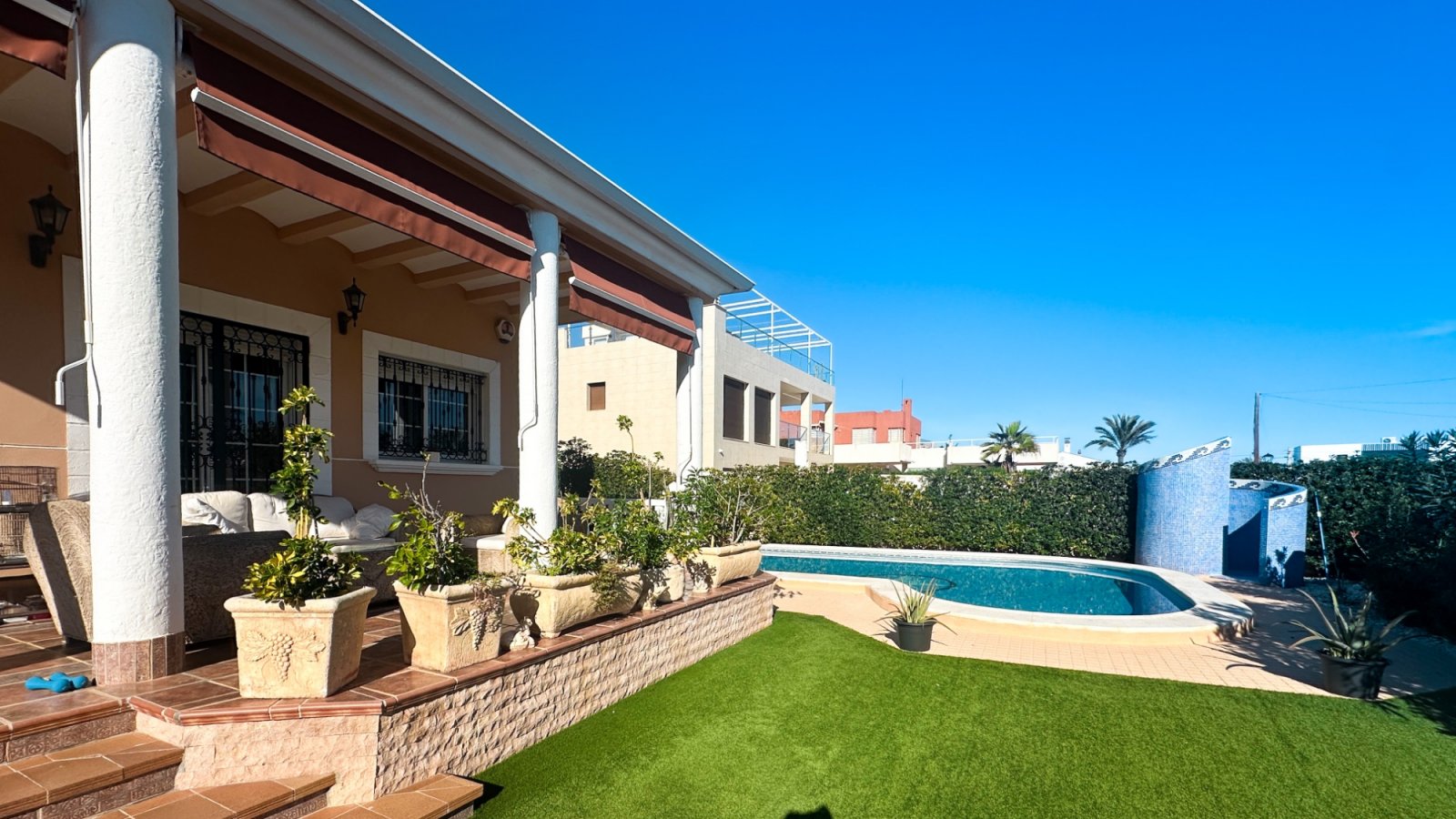  Freistehende Villa im mediterranen Stil, nur 180 Meter vom Strand von La Mata entfernt, Mit Meerblick,&amp;amp;nbsp;in einer der begehrtesten Gegende