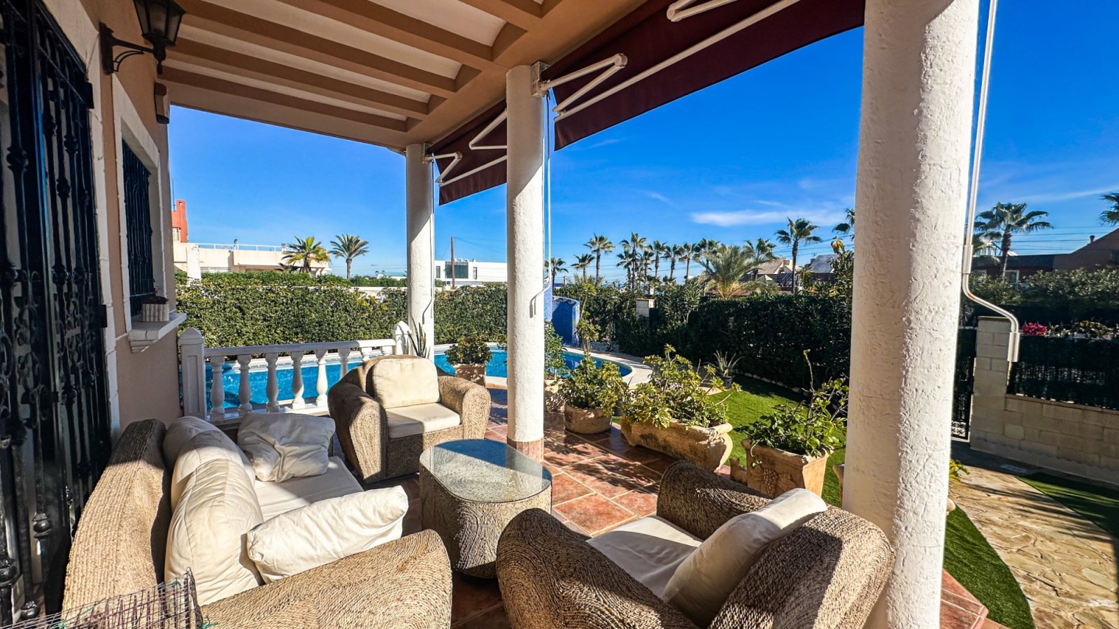  Freistehende Villa im mediterranen Stil, nur 180 Meter vom Strand von La Mata entfernt, Mit Meerblick,&amp;amp;nbsp;in einer der begehrtesten Gegende