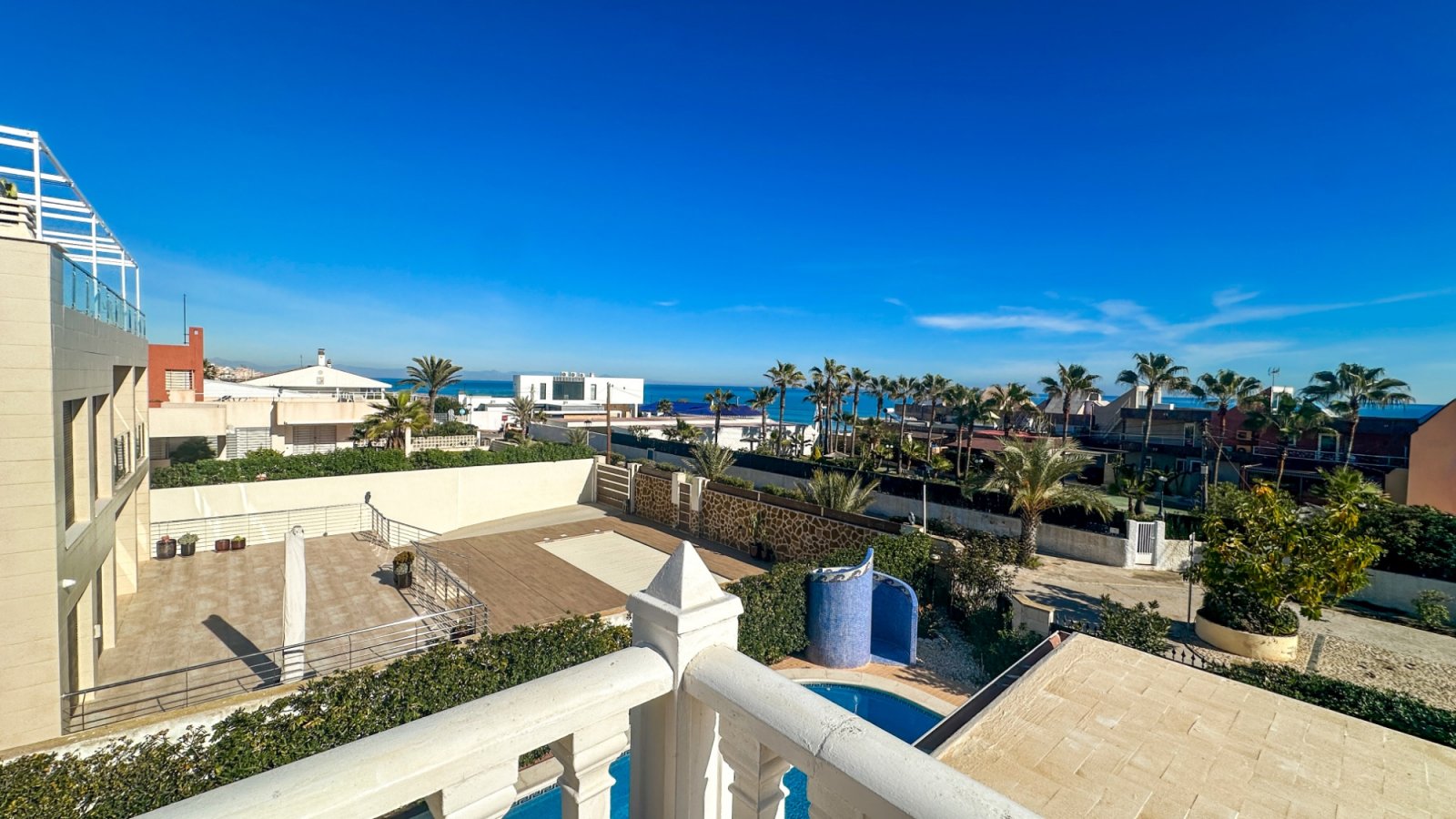  Freistehende Villa im mediterranen Stil, nur 180 Meter vom Strand von La Mata entfernt, Mit Meerblick,&amp;amp;nbsp;in einer der begehrtesten Gegende