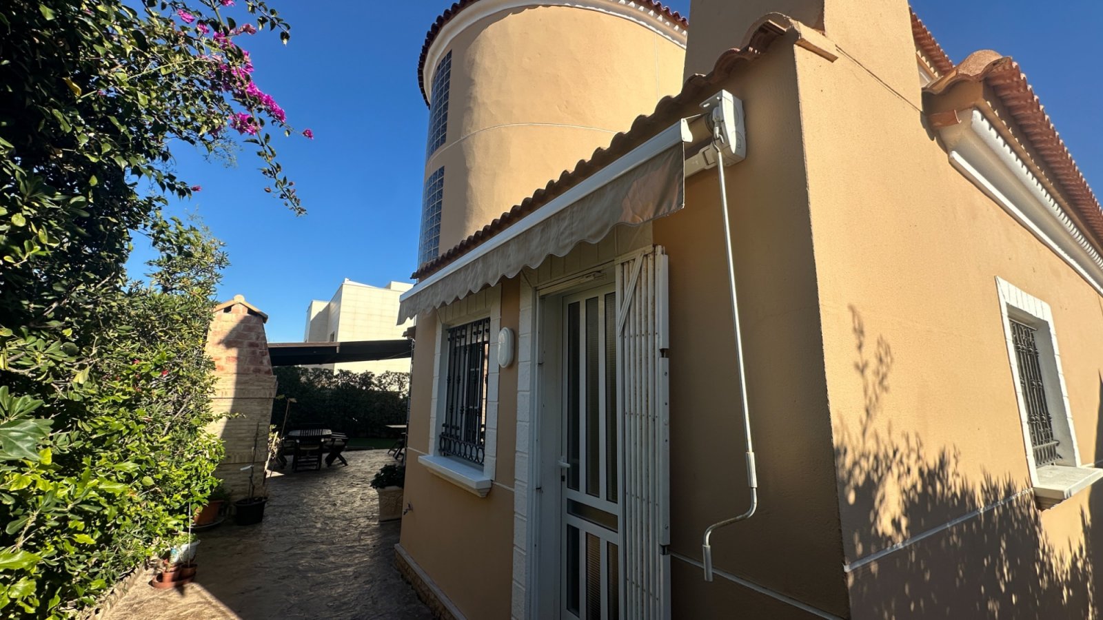  Freistehende Villa im mediterranen Stil, nur 180 Meter vom Strand von La Mata entfernt, Mit Meerblick,&amp;amp;nbsp;in einer der begehrtesten Gegende