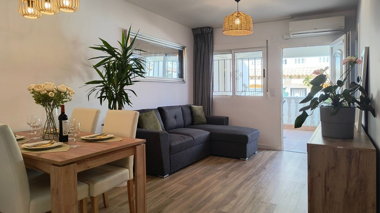 Willkommen in dieser wunderschönen, komplett renovierten Quad-Immobilie mit 3 Schlafzimmern und 2 Badezimmern, die sich in idealer Lage in der sehr g