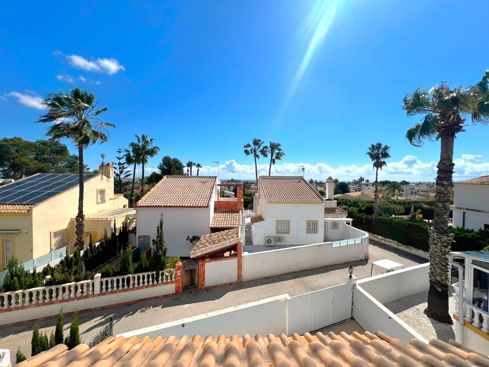 This modernized villa enjoys a calm and sunny location within a 5 minute walk from all services and amenities.

The spaci
