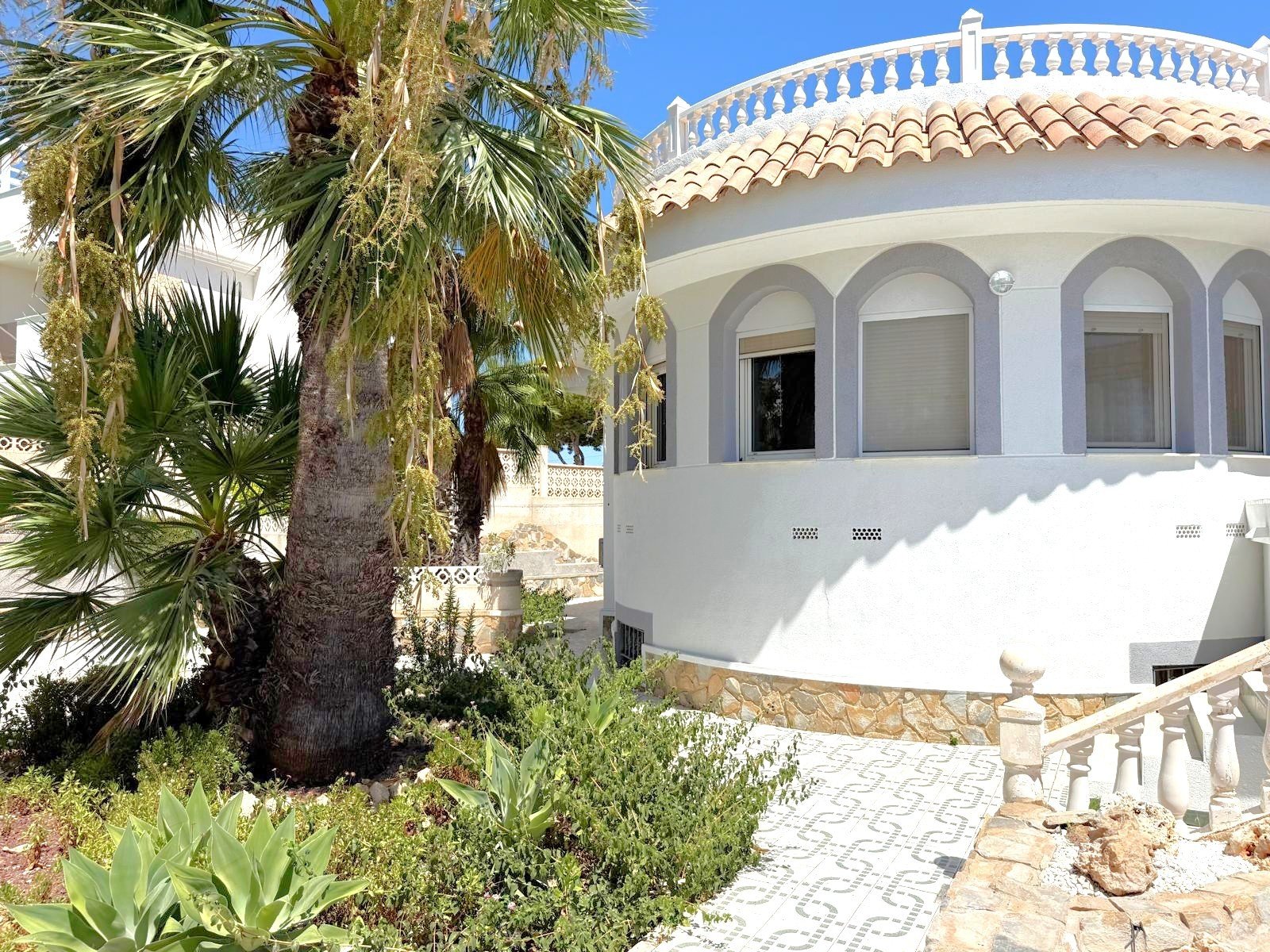   An impressive Mediterranea style  villa  enjoying a privileged elevated position and perfect orientation for sun close to 3 golf courses, white sand
