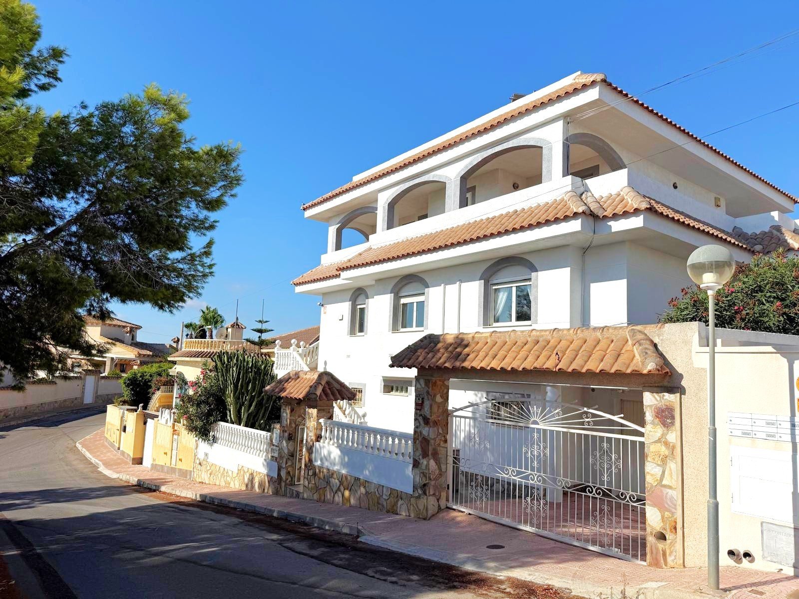   An impressive Mediterranea style  villa  enjoying a privileged elevated position and perfect orientation for sun close to 3 golf courses, white sand