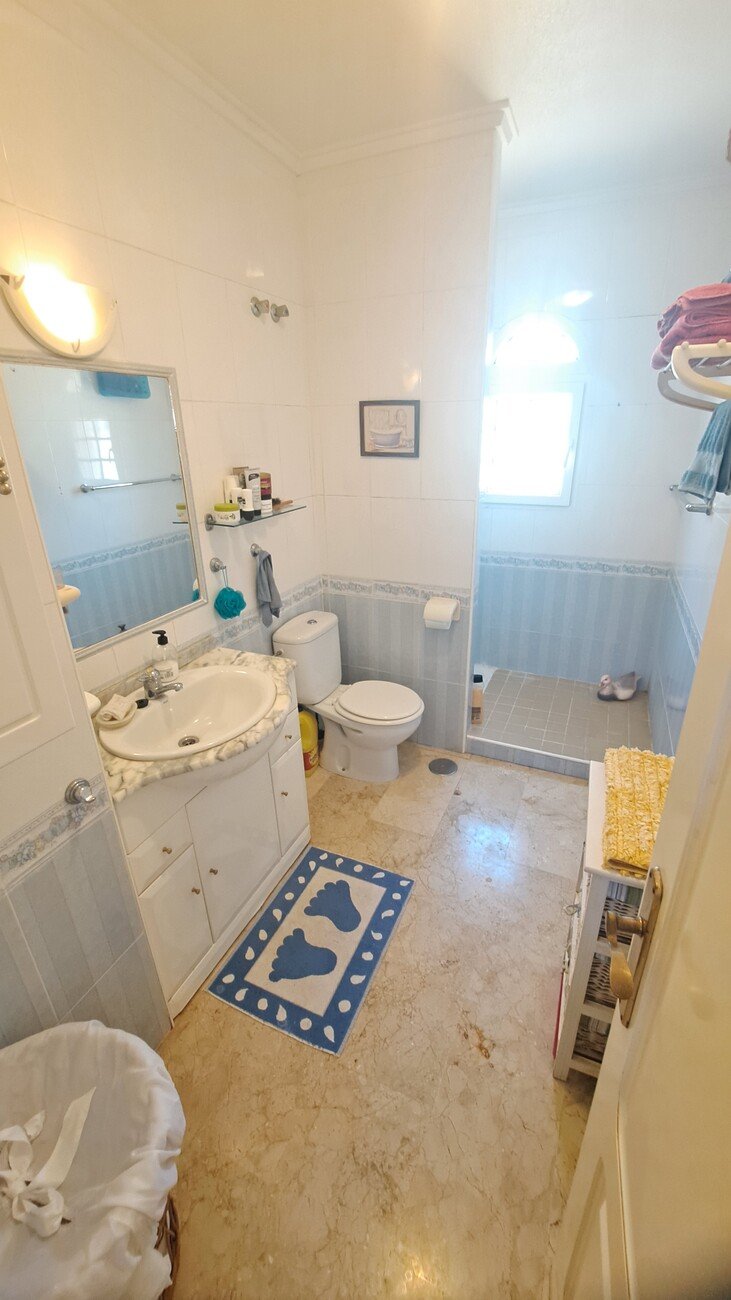 This well-proportioned townhouse offers excellent outdoor space, a practical layout, and a superb location. With a communal swimming pool and easy a