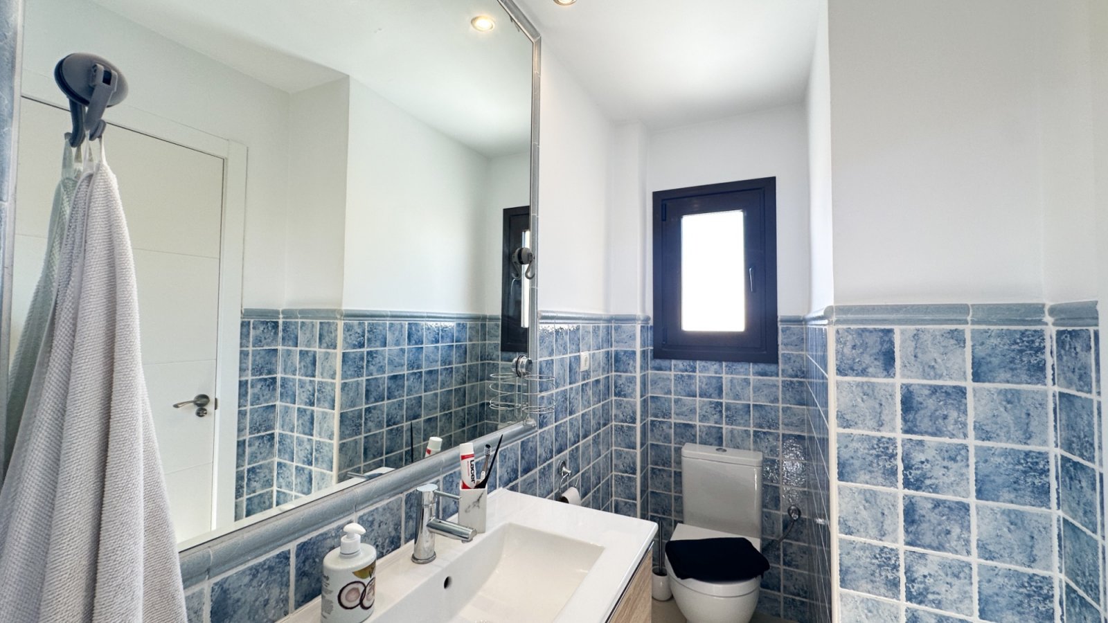 Dieser wunderschöne und sehr gepflegte Bungalow im Obergeschoss befindet sich in einer fantastischen Lage in Los Altos, Torrevieja, in der Nähe aller