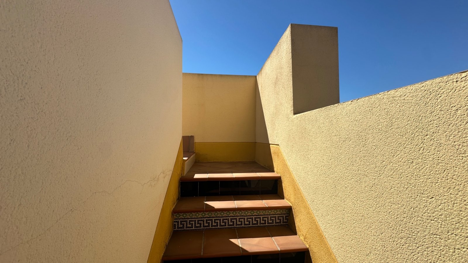 Dieser wunderschöne und sehr gepflegte Bungalow im Obergeschoss befindet sich in einer fantastischen Lage in Los Altos, Torrevieja, in der Nähe aller