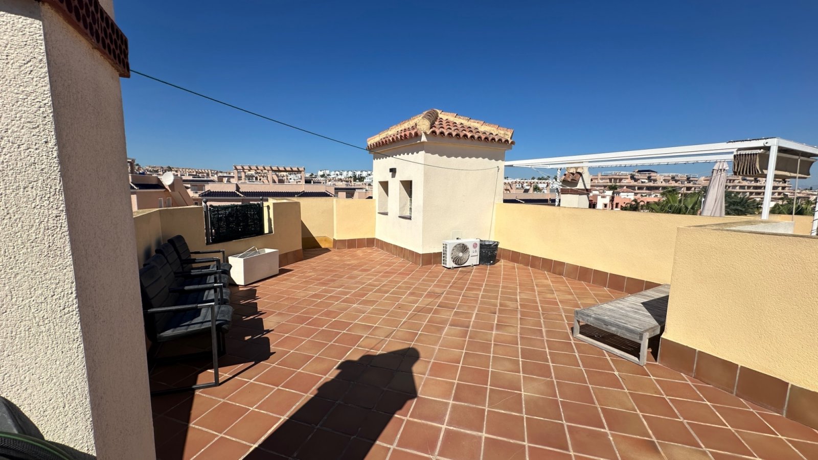 Dieser wunderschöne und sehr gepflegte Bungalow im Obergeschoss befindet sich in einer fantastischen Lage in Los Altos, Torrevieja, in der Nähe aller