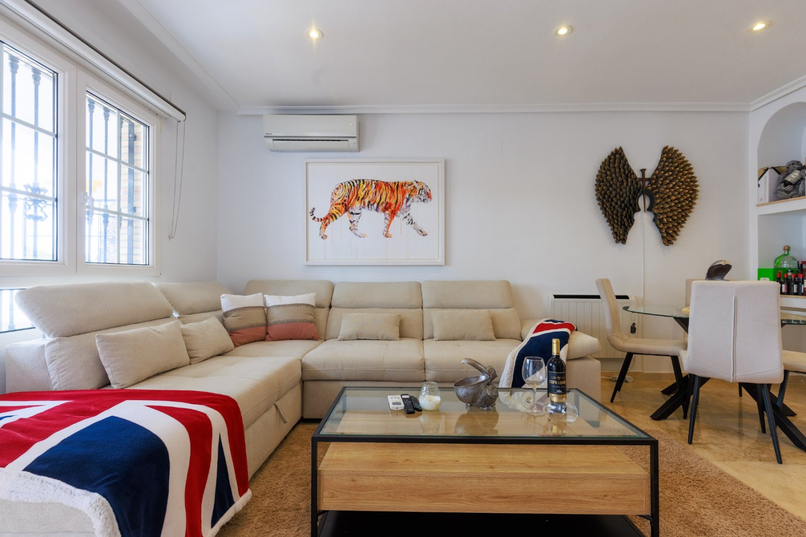  2 Schlafzimmer | 2 Badezimmer | Privates Solarium | 34 m² Untergeschoss | Gemeinschaftspool | Südwestlage | Voll möbliert
Dieses wunderschö
