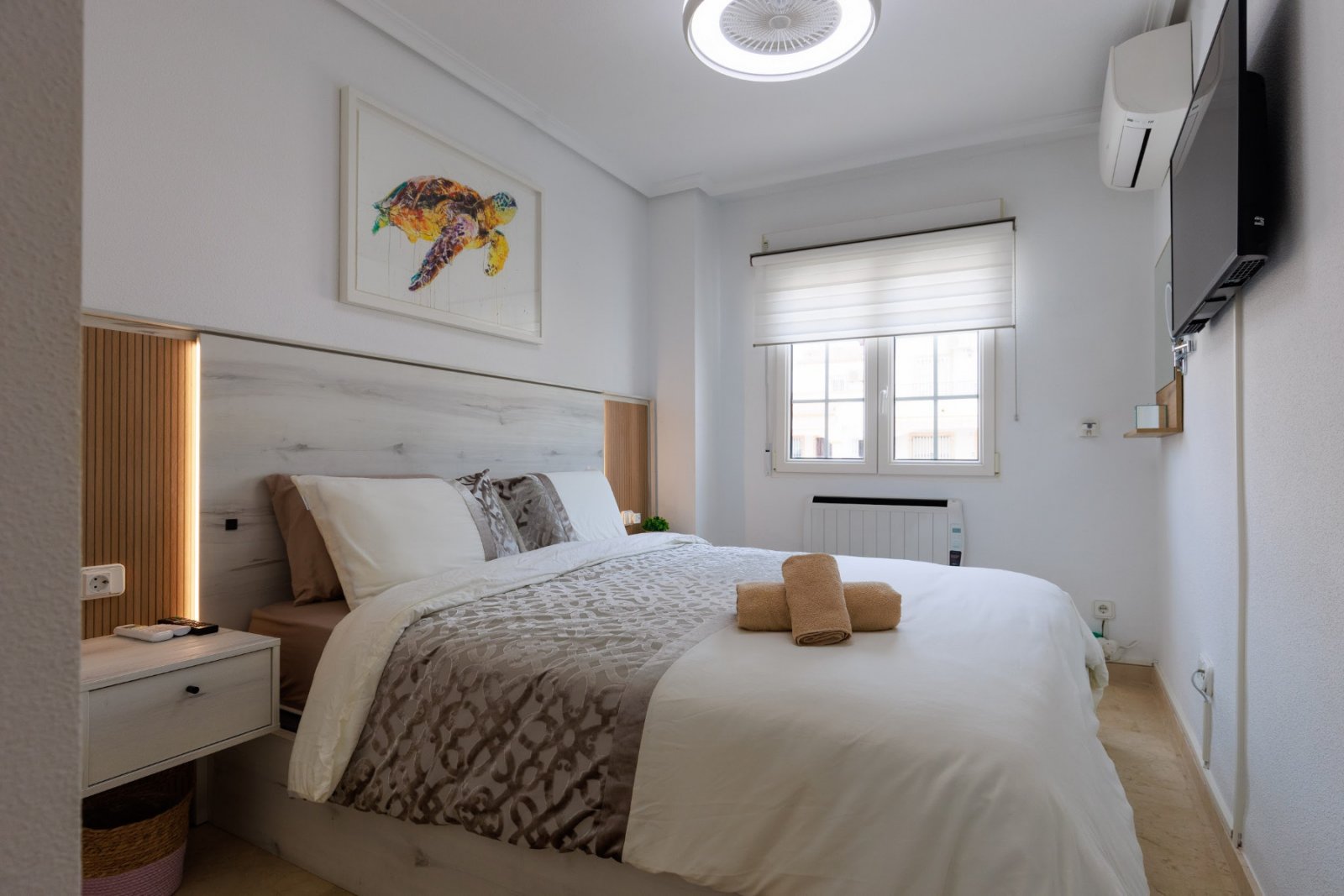  2 Schlafzimmer | 2 Badezimmer | Privates Solarium | 34 m² Untergeschoss | Gemeinschaftspool | Südwestlage | Voll möbliert
Dieses wunderschö