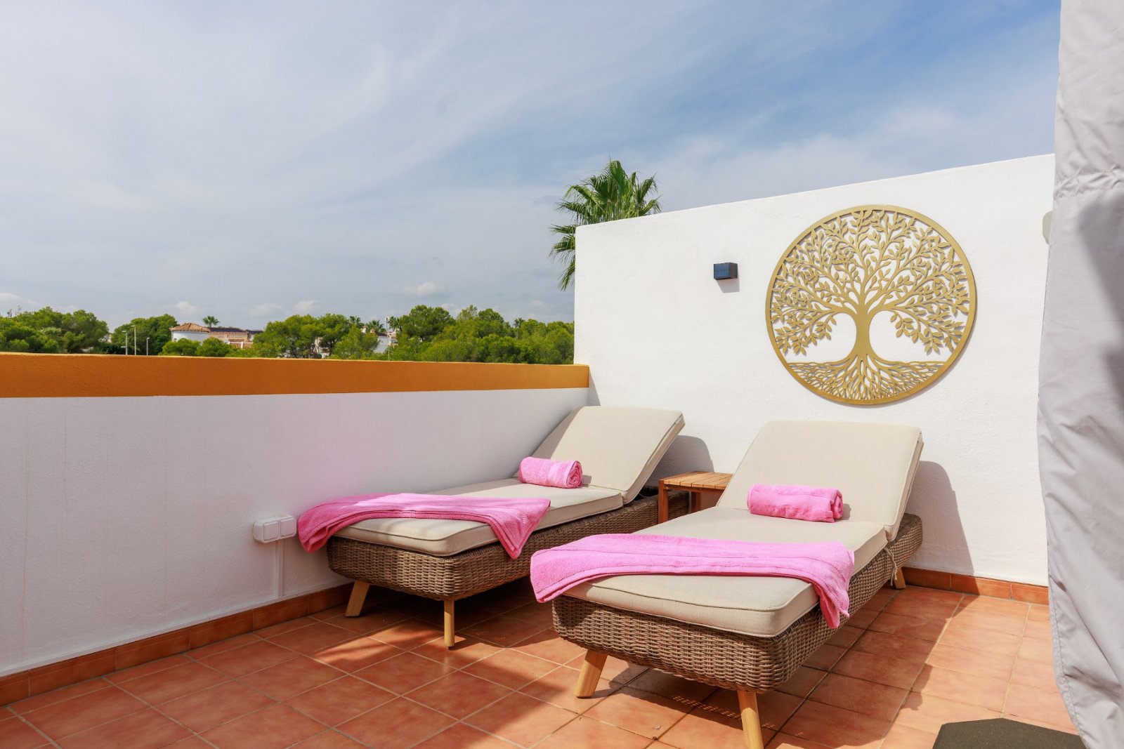  2 Schlafzimmer | 2 Badezimmer | Privates Solarium | 34 m² Untergeschoss | Gemeinschaftspool | Südwestlage | Voll möbliert
Dieses wunderschö
