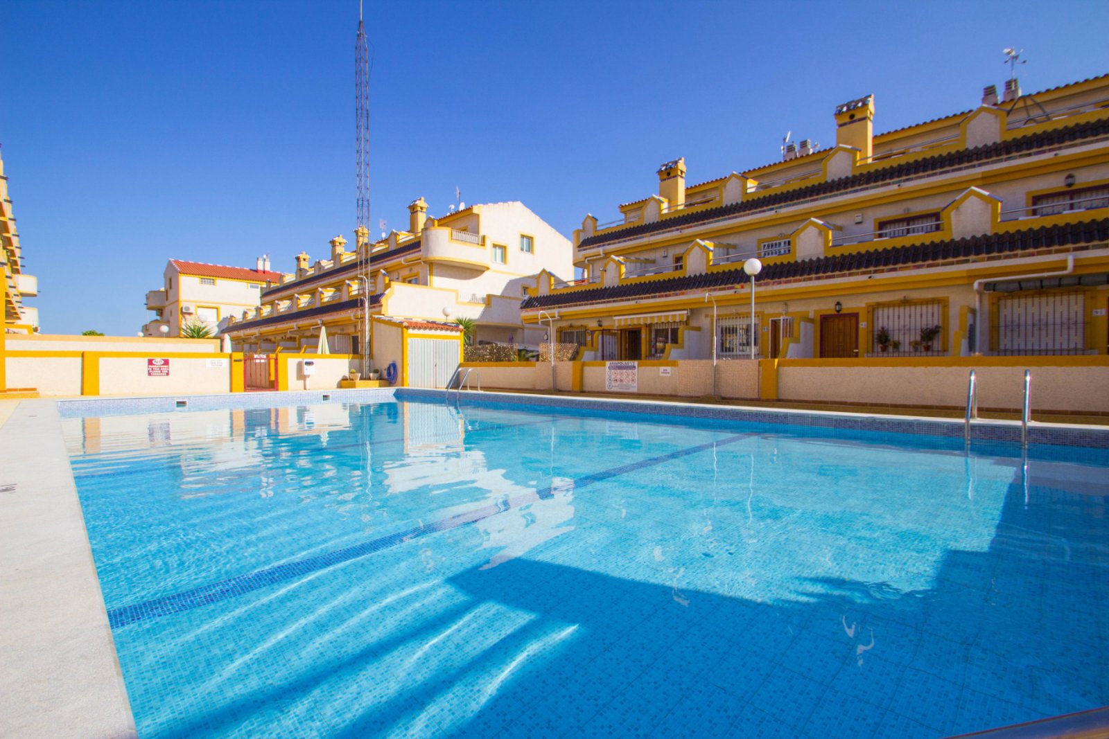 Günstig gelegenes und überraschend geräumiges Stadthaus zum Verkauf an der Grenze von La Florida und Playa Flamenca. Die Immobilie bietet 109m2 Wohnf