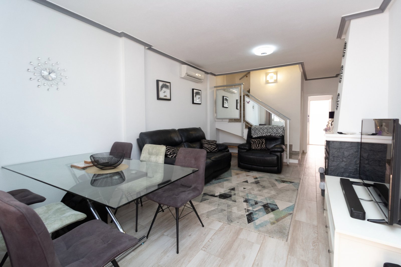 Günstig gelegenes und überraschend geräumiges Stadthaus zum Verkauf an der Grenze von La Florida und Playa Flamenca. Die Immobilie bietet 109m2 Wohnf