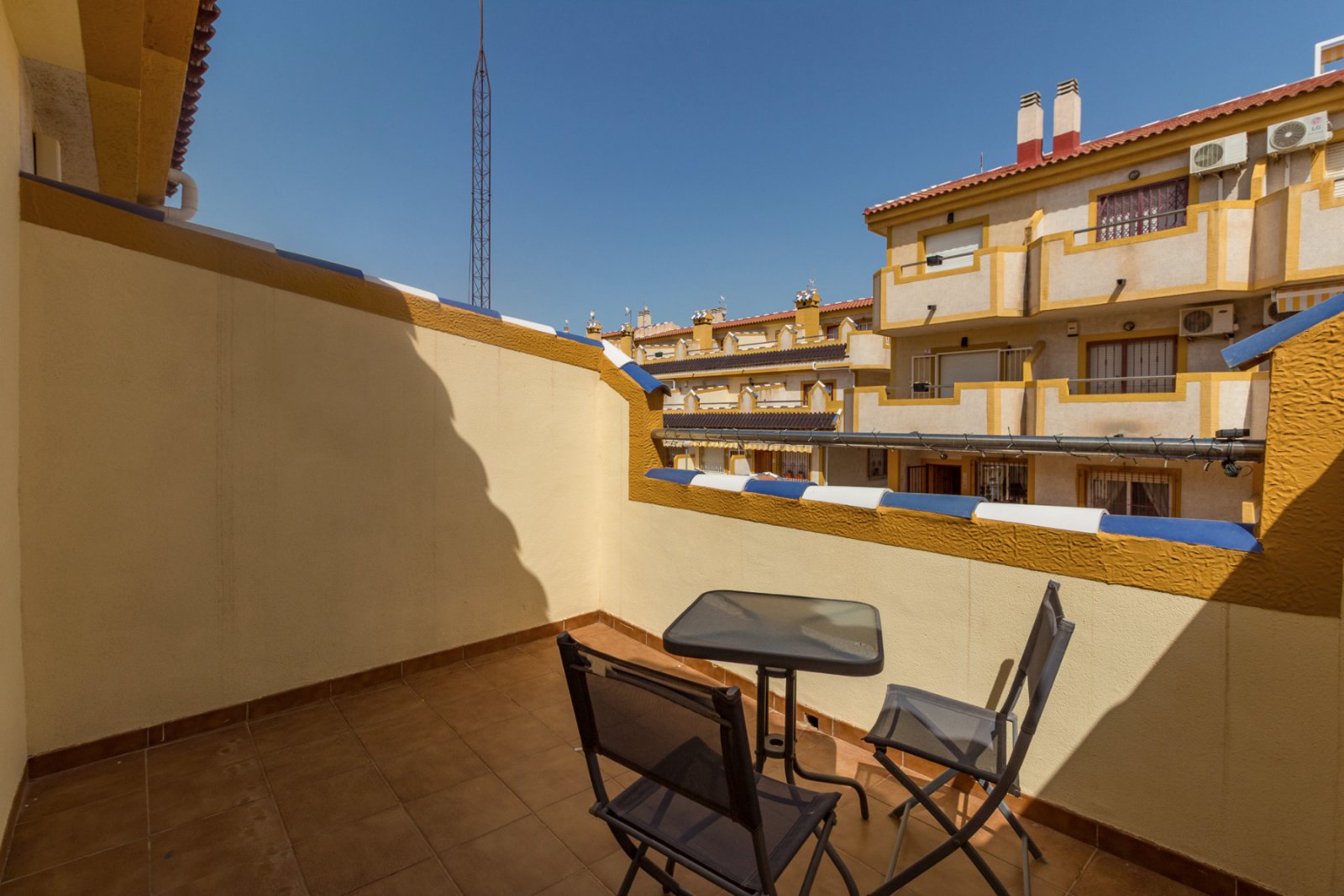 Günstig gelegenes und überraschend geräumiges Stadthaus zum Verkauf an der Grenze von La Florida und Playa Flamenca. Die Immobilie bietet 109m2 Wohnf