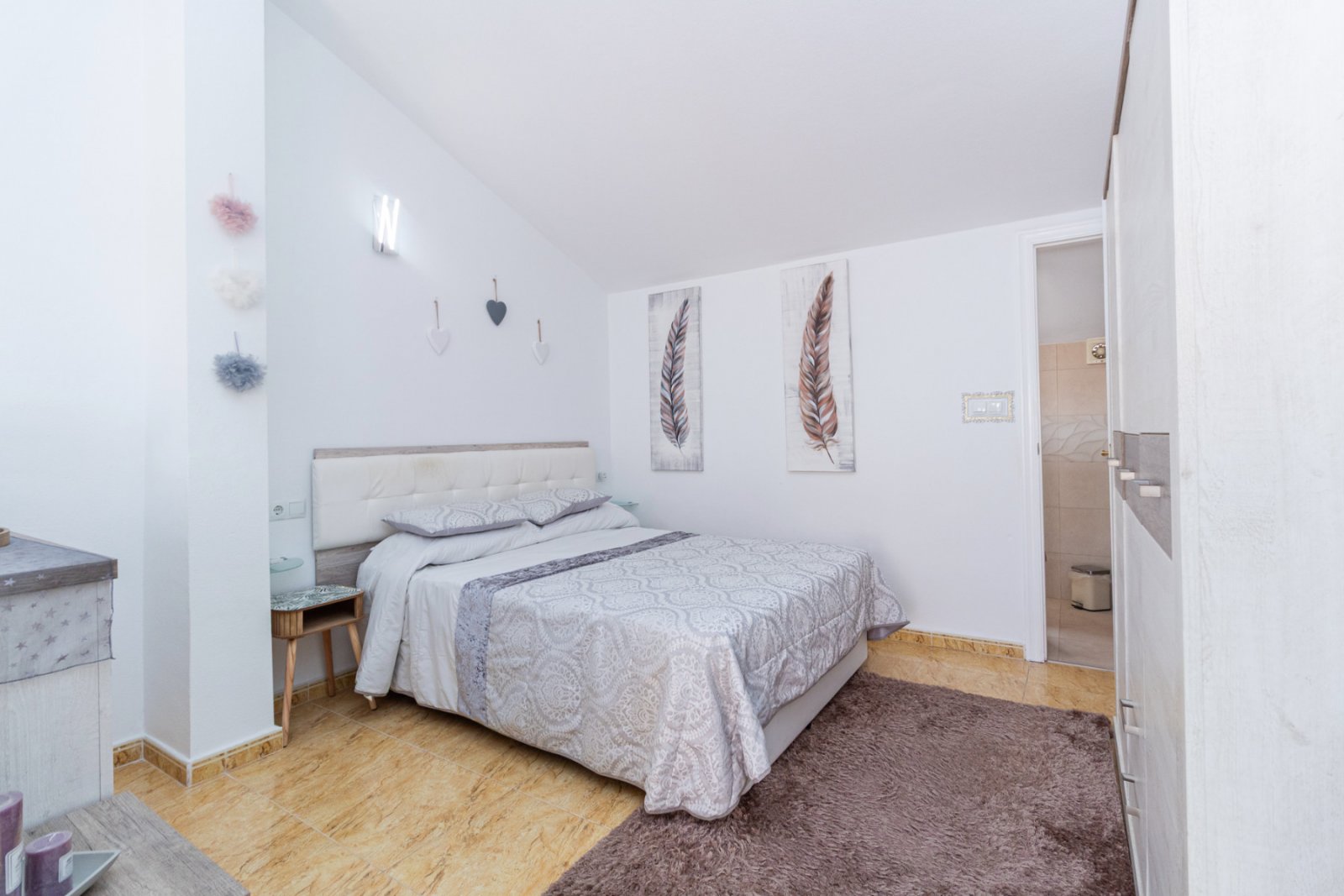 Günstig gelegenes und überraschend geräumiges Stadthaus zum Verkauf an der Grenze von La Florida und Playa Flamenca. Die Immobilie bietet 109m2 Wohnf