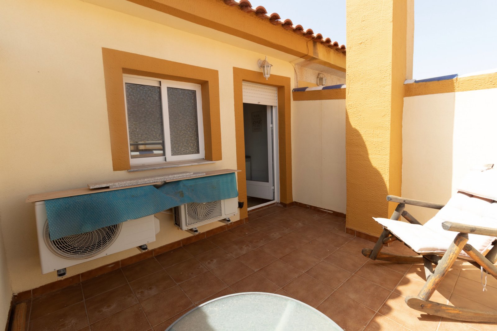 Günstig gelegenes und überraschend geräumiges Stadthaus zum Verkauf an der Grenze von La Florida und Playa Flamenca. Die Immobilie bietet 109m2 Wohnf