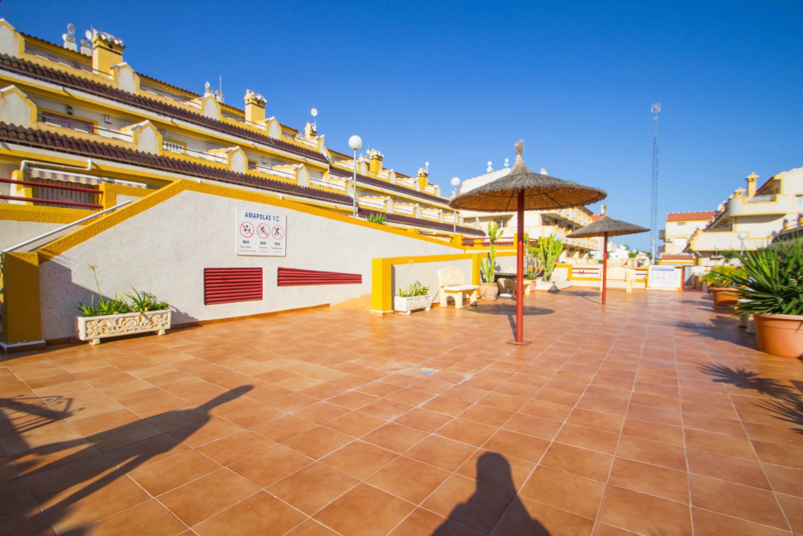 Günstig gelegenes und überraschend geräumiges Stadthaus zum Verkauf an der Grenze von La Florida und Playa Flamenca. Die Immobilie bietet 109m2 Wohnf