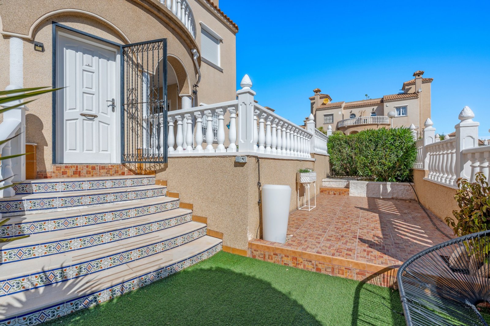   Thanks to the quiet location, away from the street, you enjoy complete privacy and a green, relaxed environment in the beautifully landscaped southe