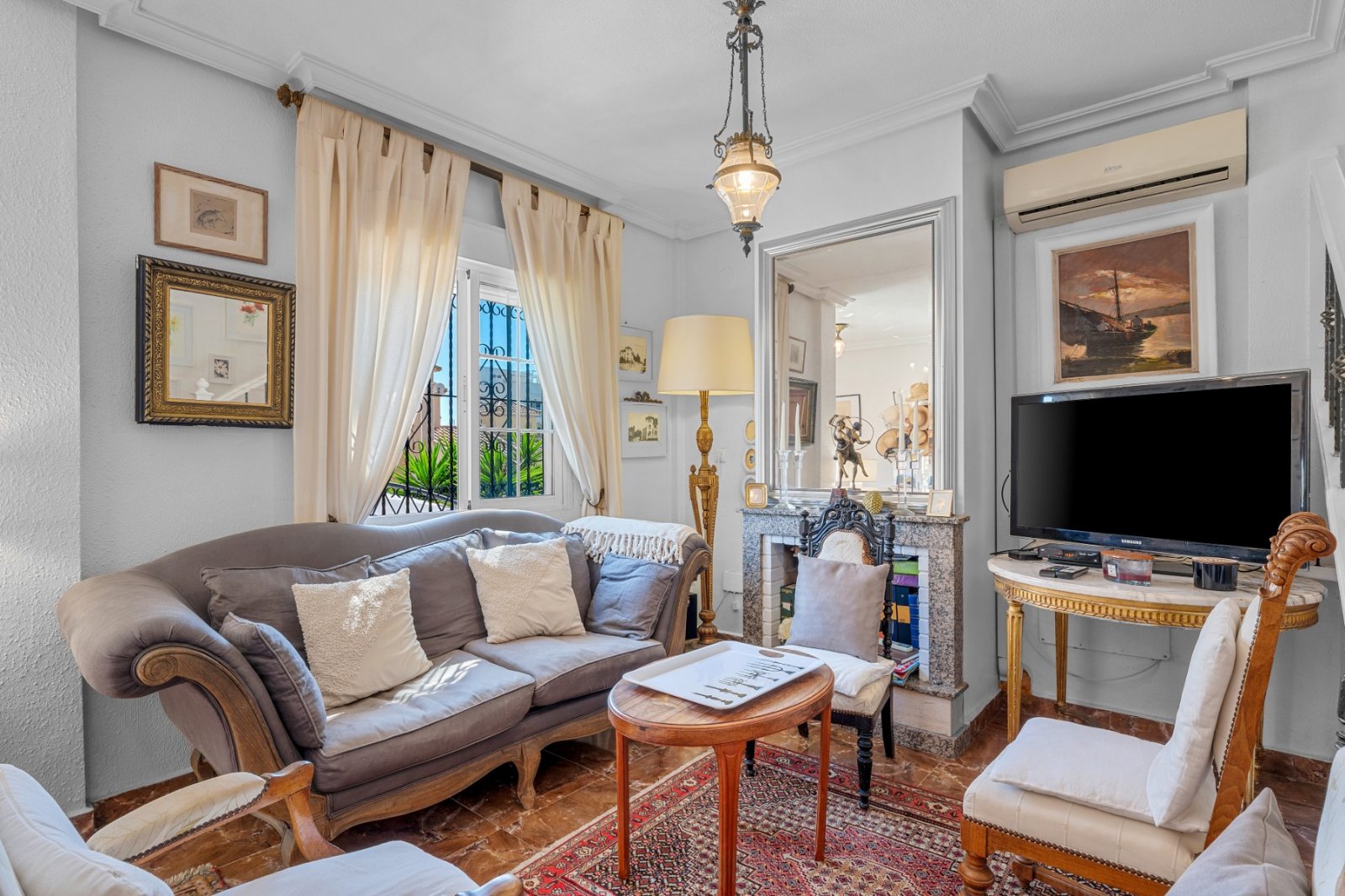   Thanks to the quiet location, away from the street, you enjoy complete privacy and a green, relaxed environment in the beautifully landscaped southe