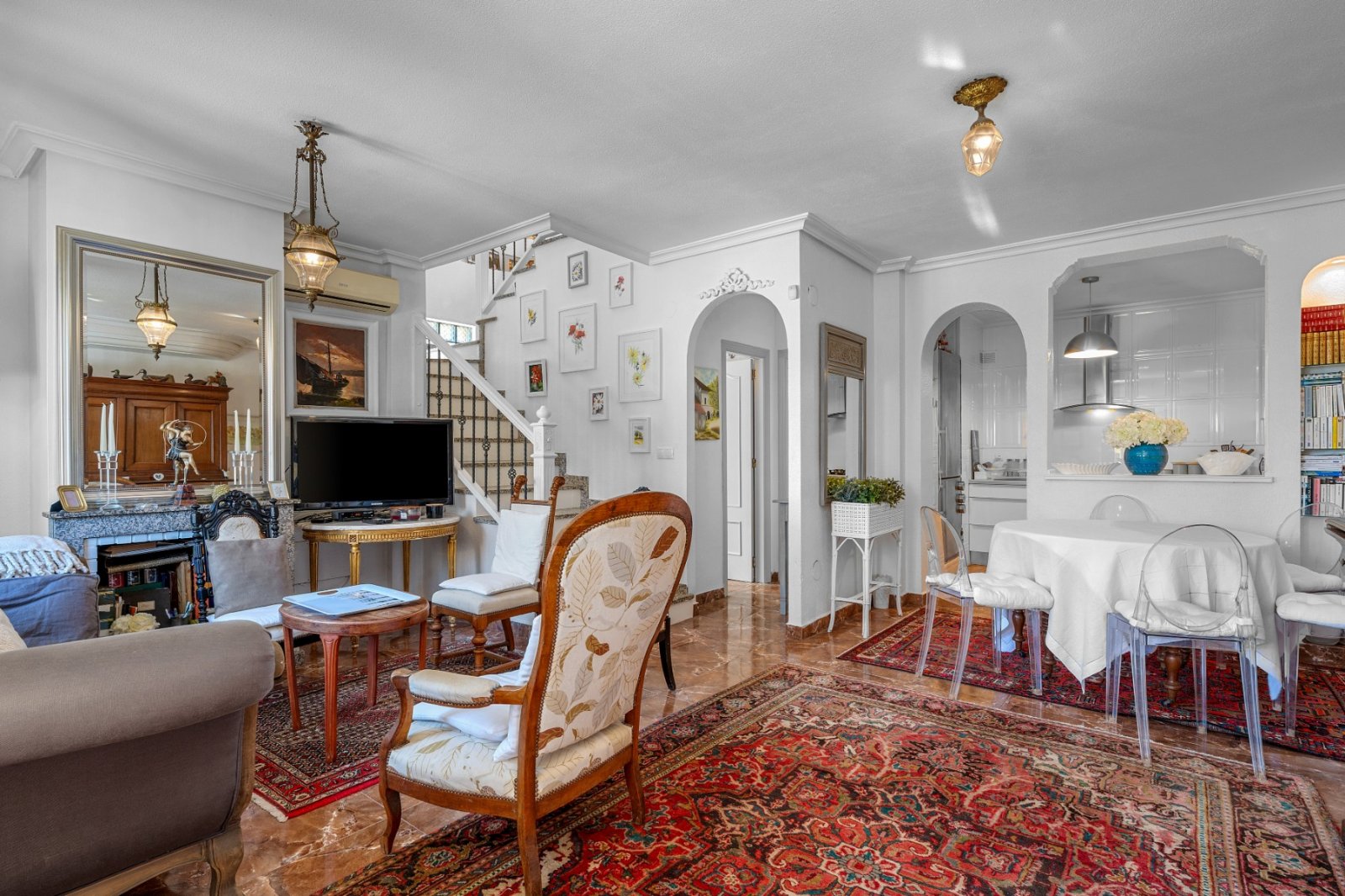   Thanks to the quiet location, away from the street, you enjoy complete privacy and a green, relaxed environment in the beautifully landscaped southe
